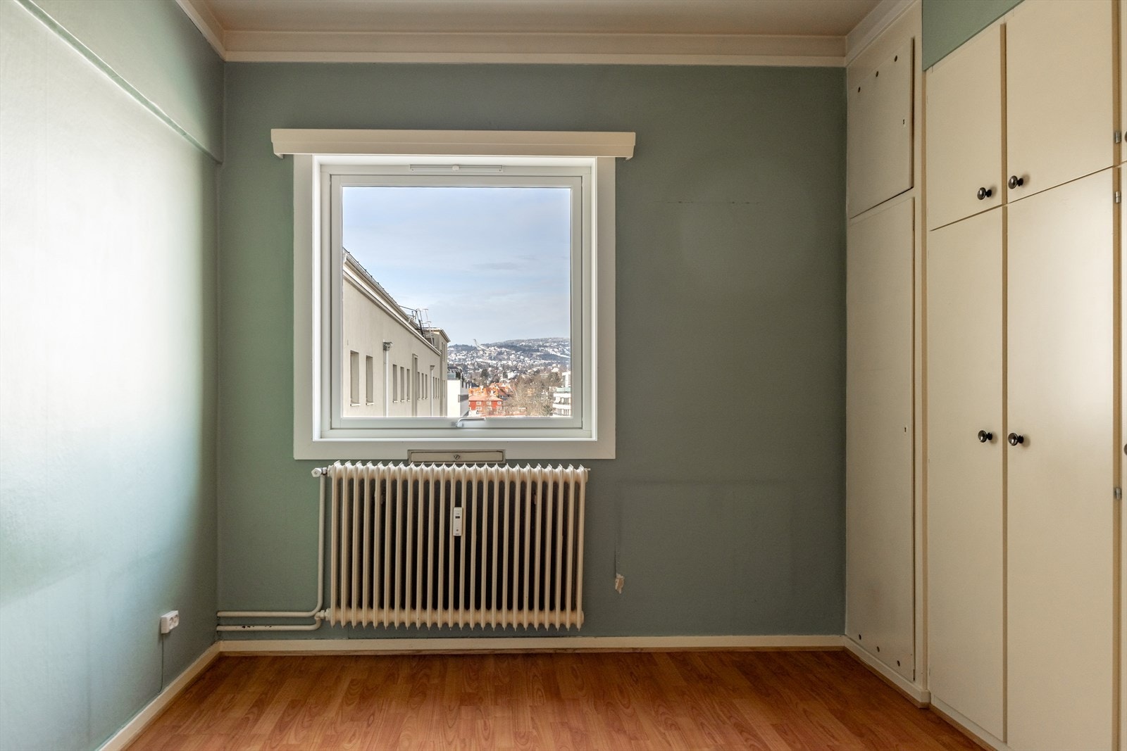 Soverom 2. Alle vindu ble byttet i 2024 (unntatt vindu i spisestuen). Galleribilde