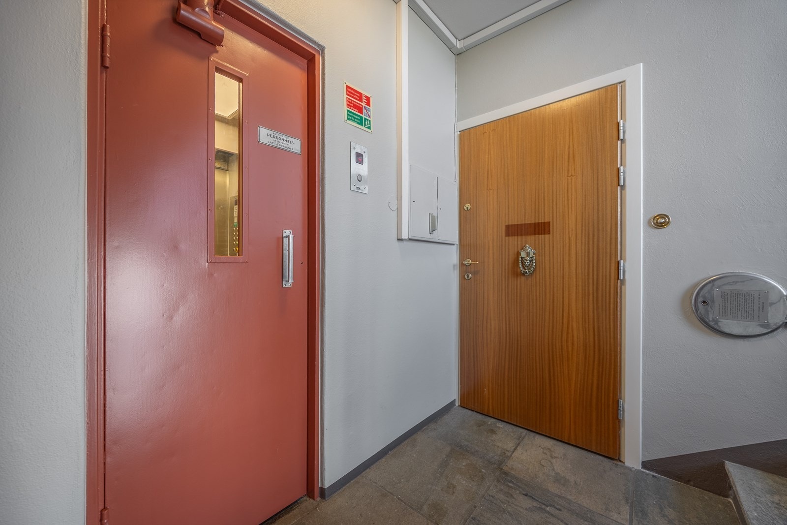 Heis i bygget tar deg rett opp i 7.etasje - oppgangene og inngangspartiet er nettopp oppgradert med nymalte vegger, ny ytterdør og postkasser. Galleribilde