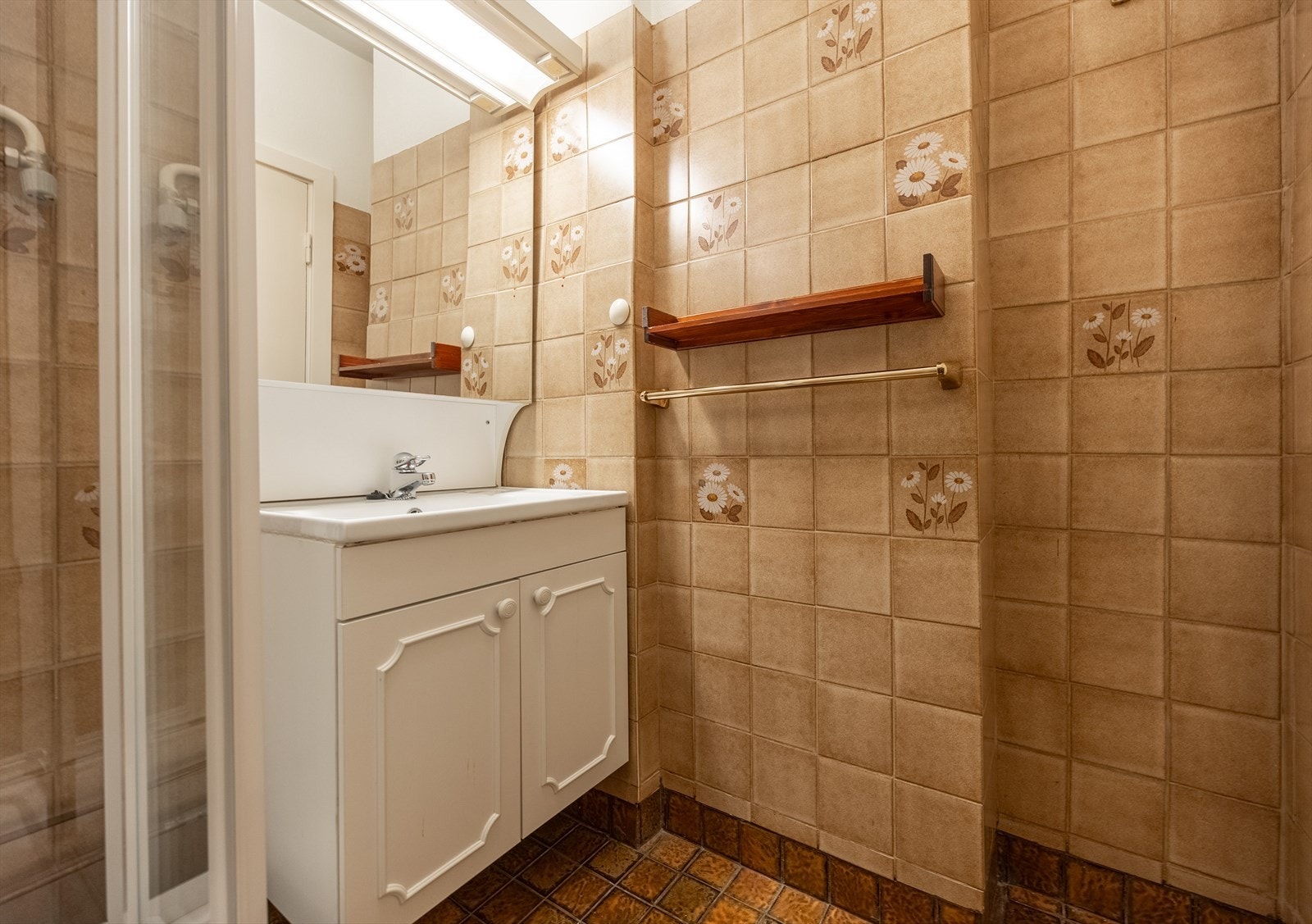 Badet er utstyrt med dusjkabinett, servant og servantskap. Galleribilde