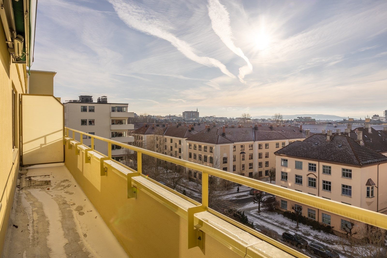 Leiligheten ligger høyt og fritt i 7. etasje med heisadkomst, og har fantastiske solforhold med balkong på 10 kvm orientert mot sydvest. Galleribilde