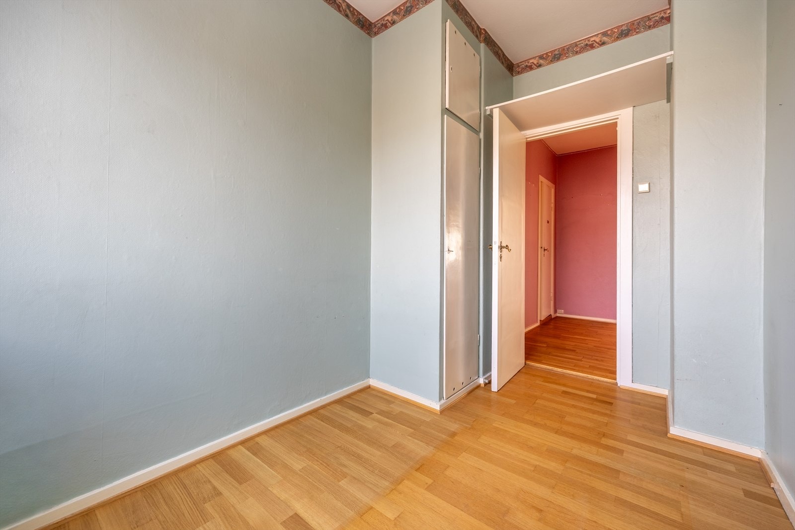 Leiligheten inneholder totalt 3 soverom, med mulighet for å etablere et fjerde soverom. Galleribilde