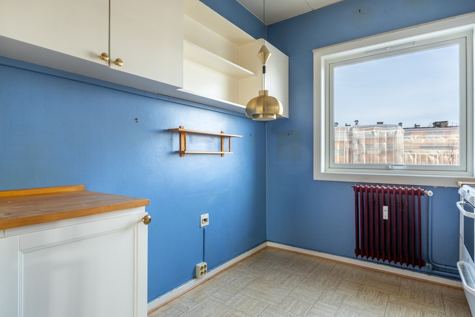 Kjøkkenet er i dag utstyrt med opplegg for oppvaskmaskin, kjøleskap, komfyr og avtrekksvifte. Galleribilde