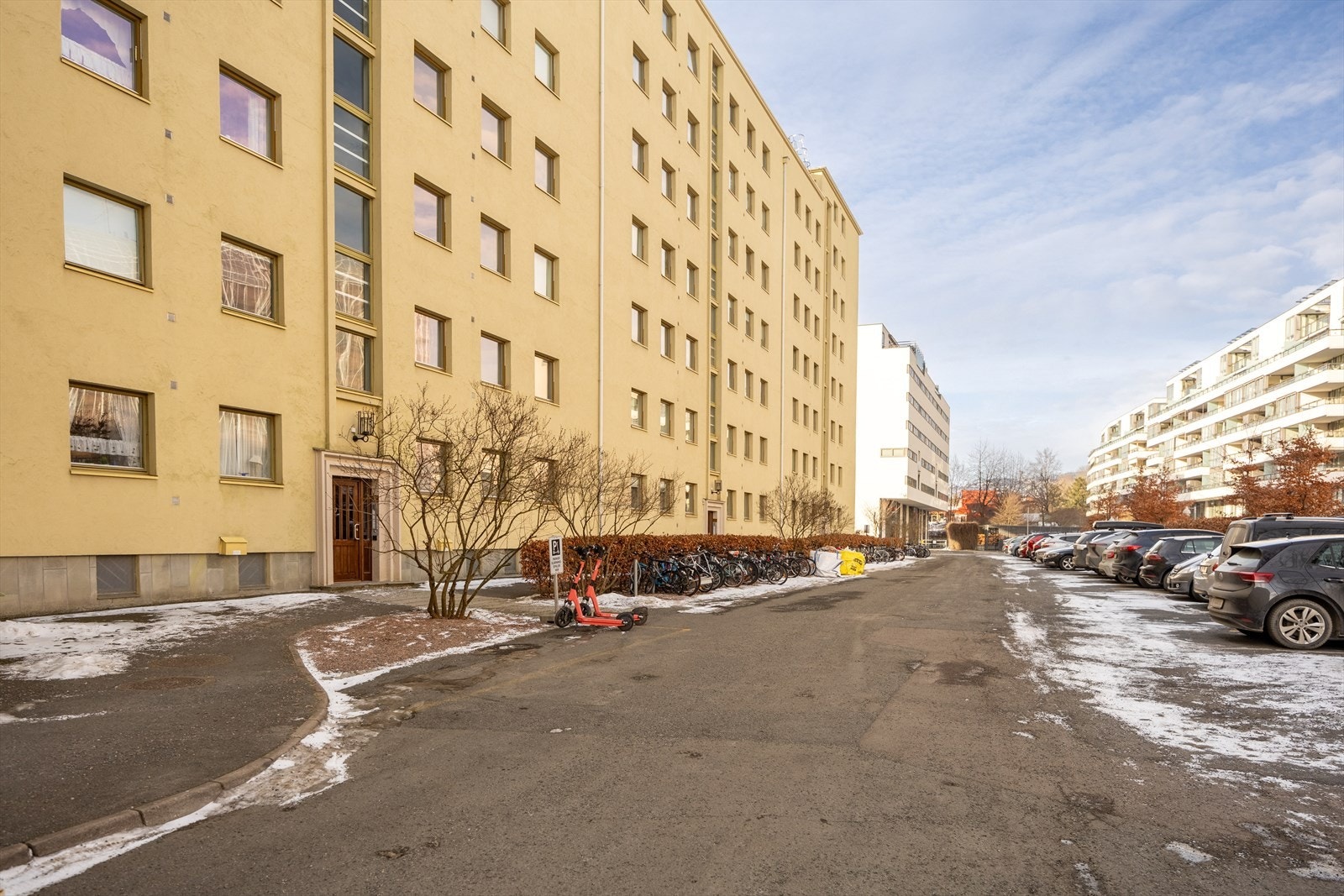 Sameiet eier 43 parkeringsplasser som leies ut etter ansenitet. Galleribilde