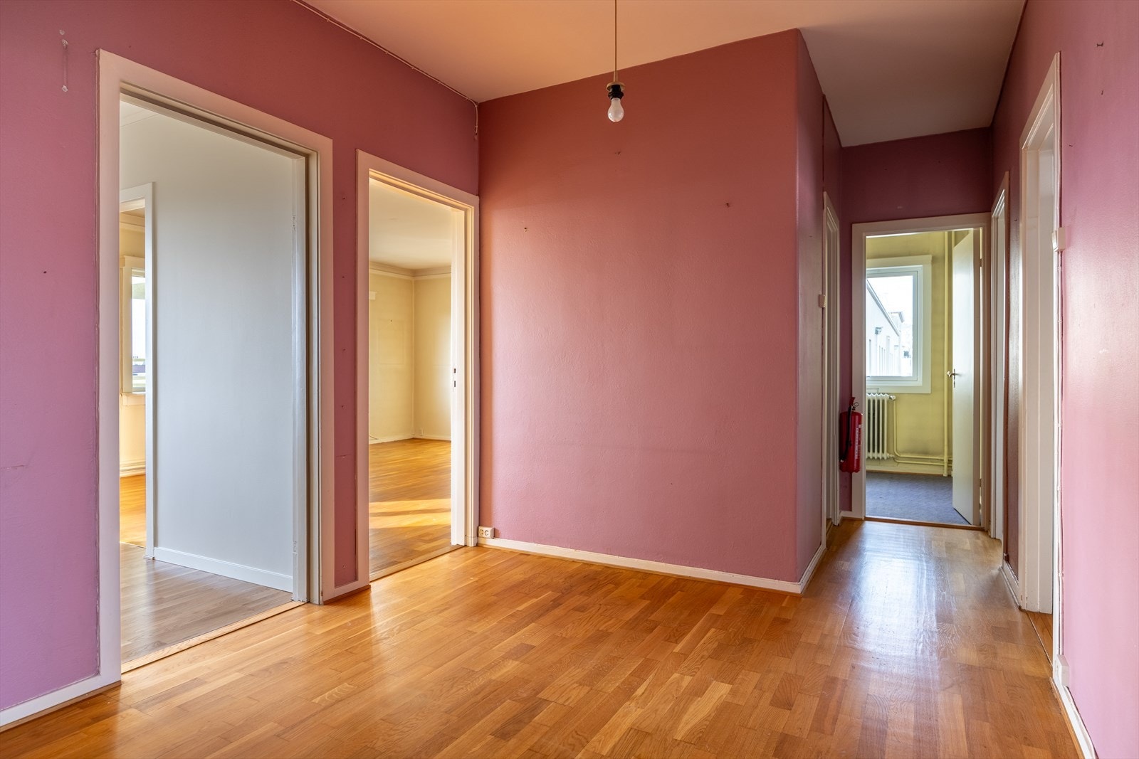 Romslig hall med gjennomlys - leiligheten har vindusflater fra tre sider. Galleribilde