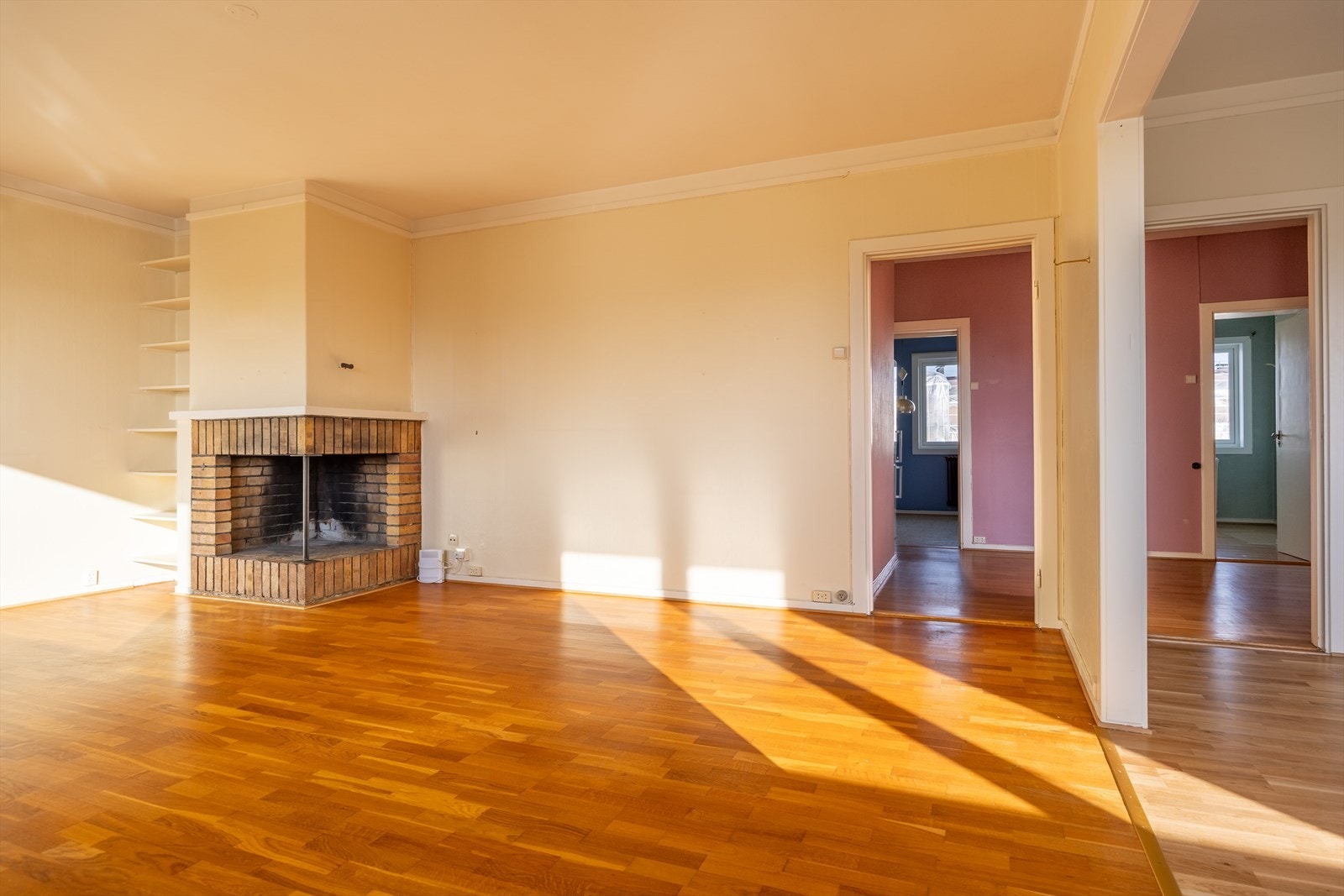 Stemningsfull peis i stuen. Galleribilde