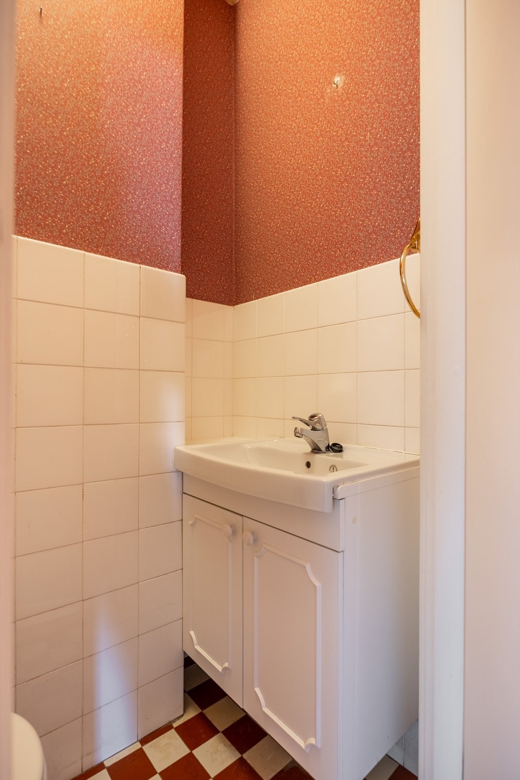 Praktisk separat toalettrom med toalett og servant. Galleribilde