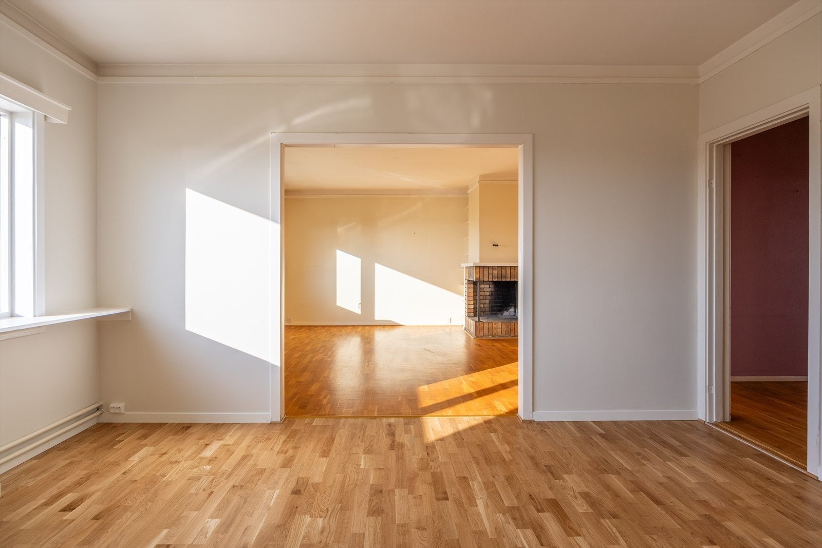 Meget god og luftig romfølelse med to generøse stuer på rad - flere av leilighetene i gården har etablert kjøkken i en av stuene. Galleribilde