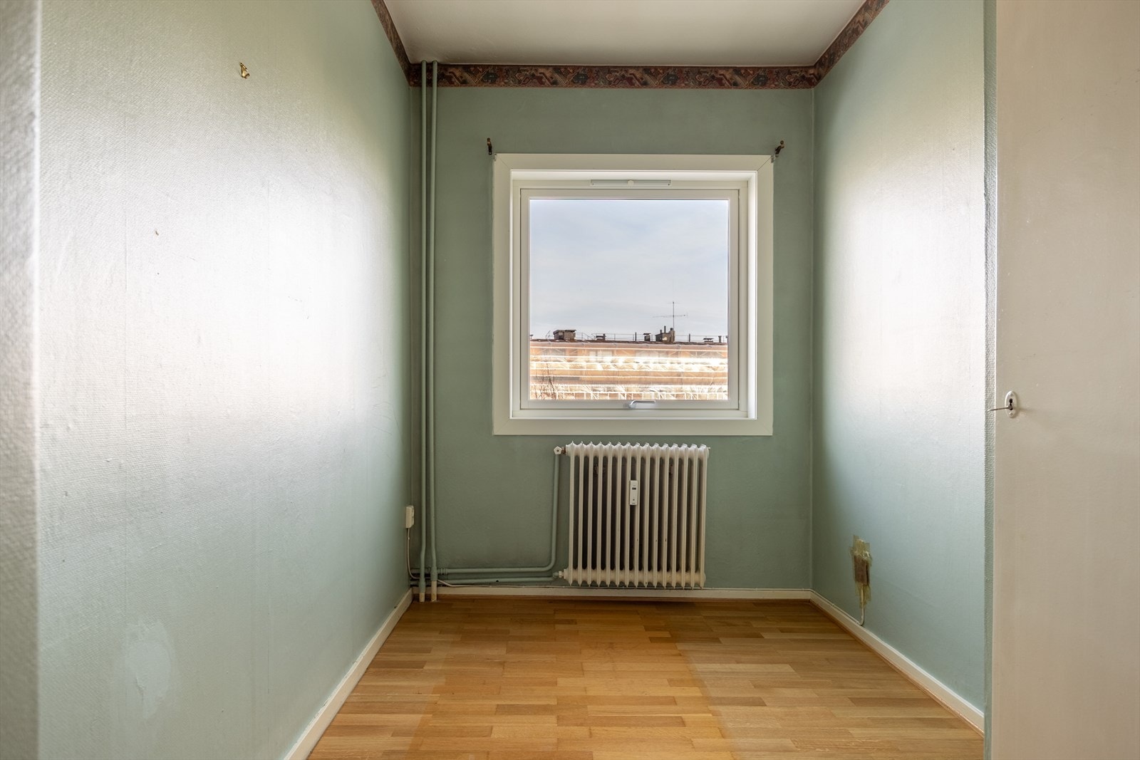 Soverom 1 med radiator, garderobeskap og god plass til seng. Galleribilde