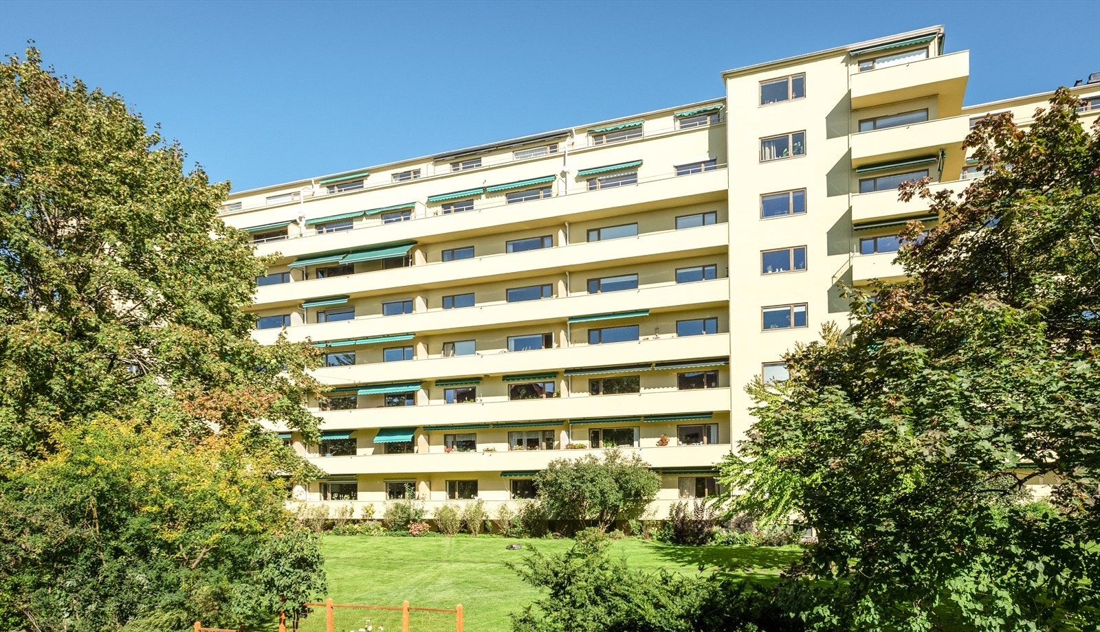 Sameiet byr på flotte fasiliteter: Felles hage, heis, fellesvaskeri i kjeller samt mulighet for parkeringsleie. Galleribilde