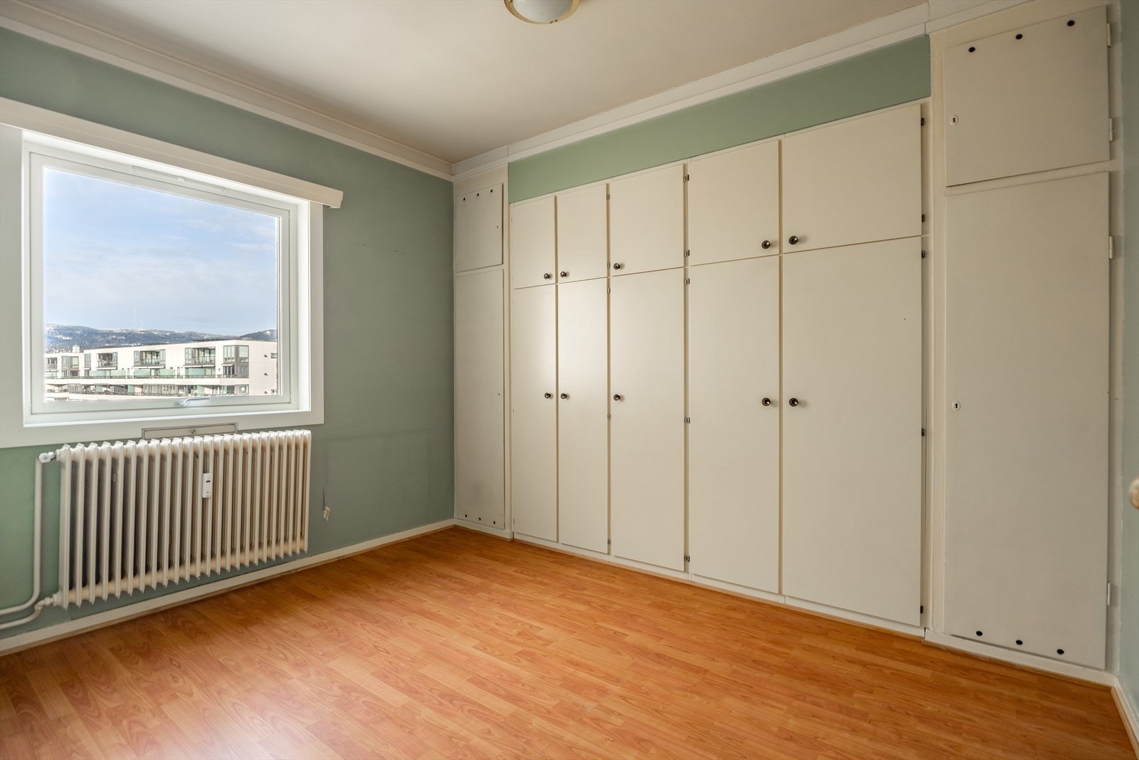 Soverom 2/hovedsoverom av god størrelse med stor innebygget garderobe. Galleribilde