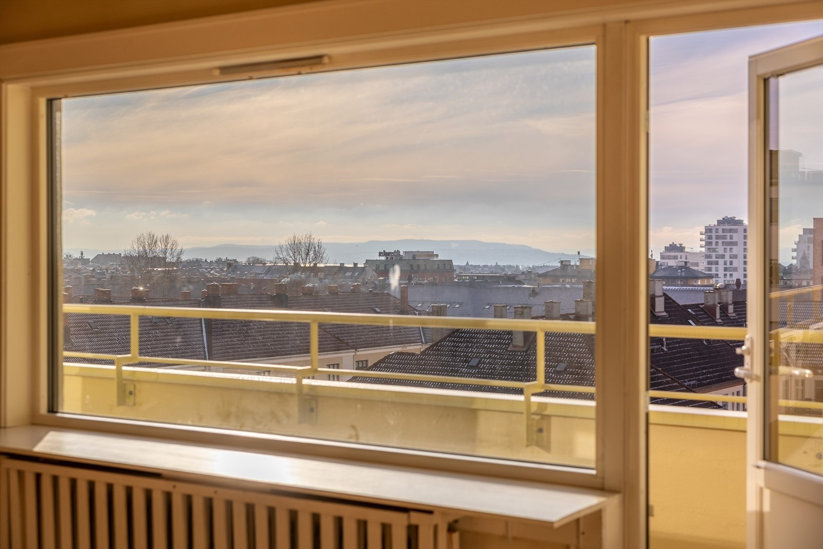 Med sydvestvendt orientering får du fantastiske sol- og utsiktsforhold fra stuene og balkongen. Galleribilde