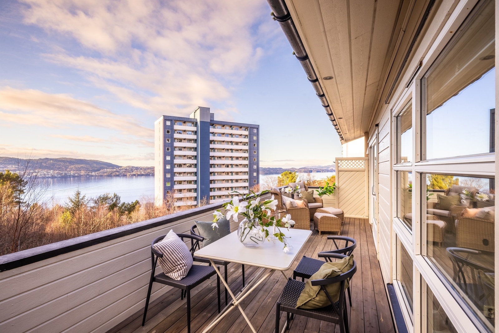 - Altanen er på hele 19,5 kvm og er vendt mot sørvest - Galleribilde