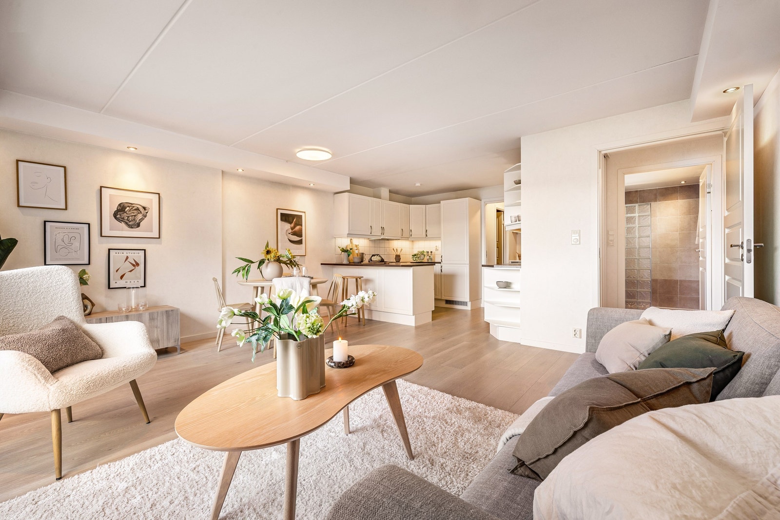 - Det er kort vei til turområder, badeplass, buss, butikk, skole og barnehage - Galleribilde