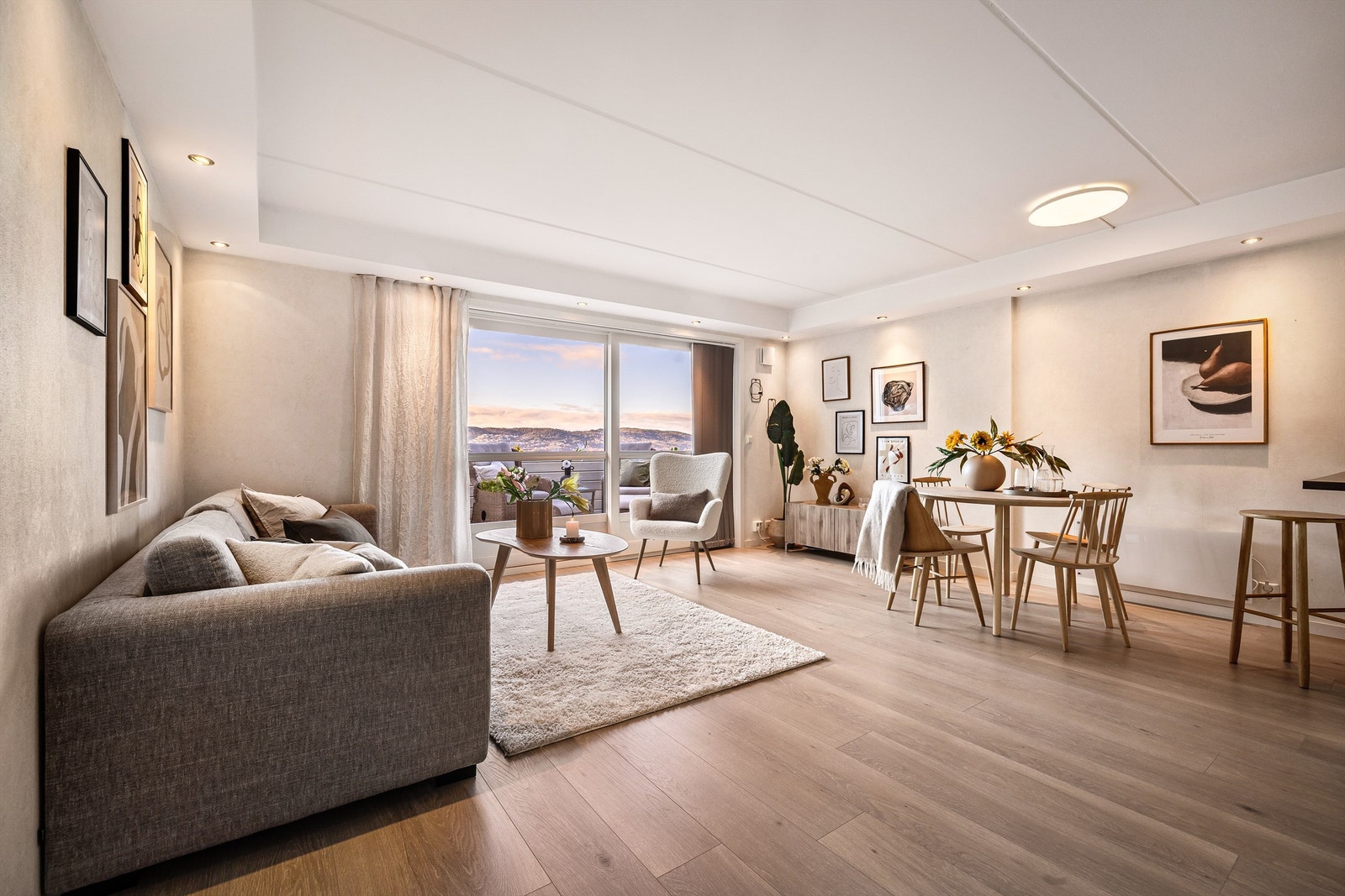 - Romslig stue med god plass til sofagruppe og spisebord - Galleribilde