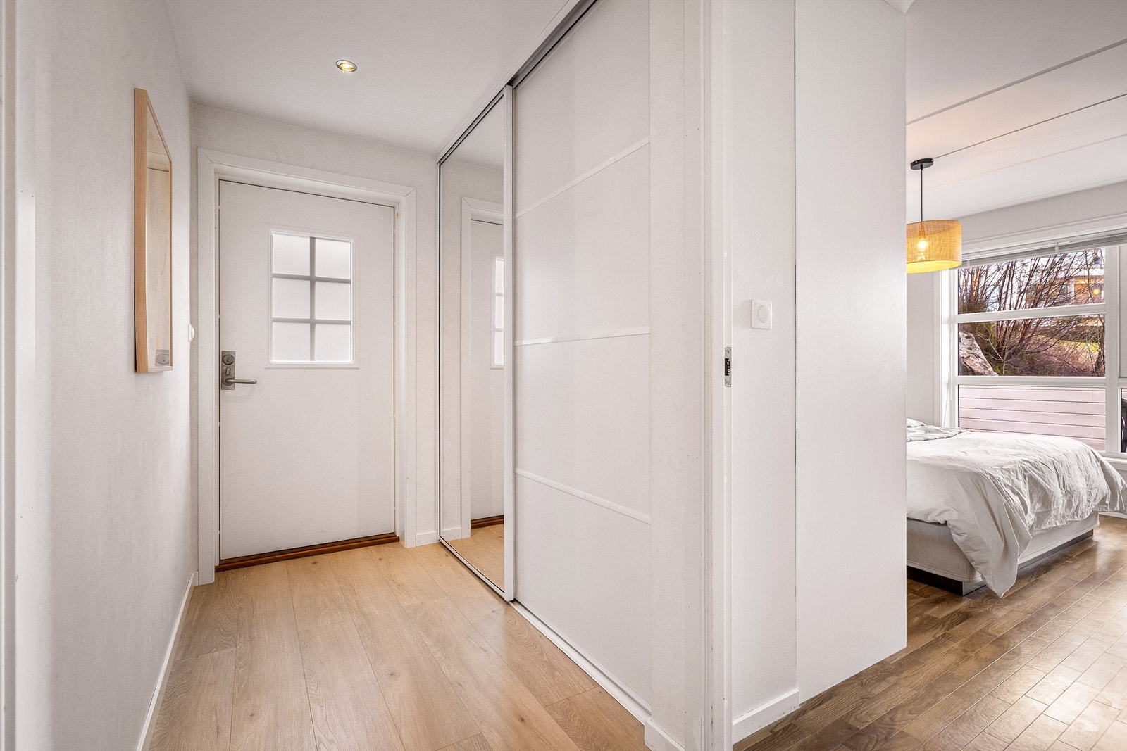 - Det er god skyvedørsgarderobe i entréen. I tillegg til garderoben som er vist på bilde er det en garderobe til innerst i gangen. - Galleribilde