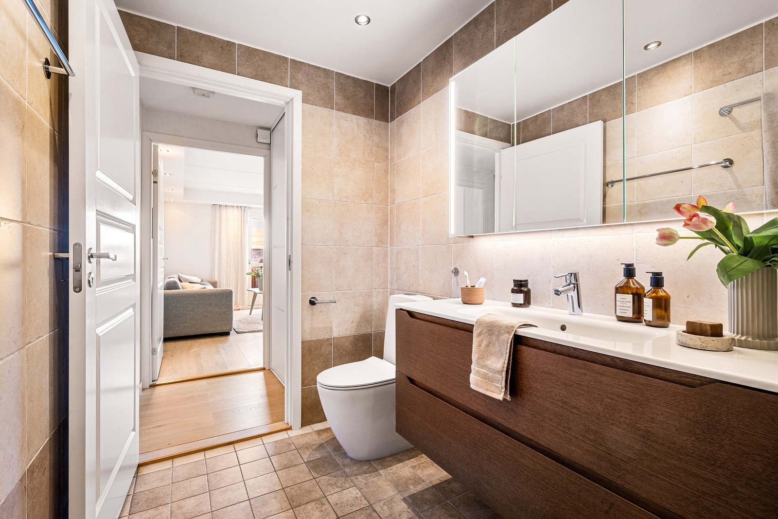 - Det er belysning i speil frontene og downlights i himling - Galleribilde