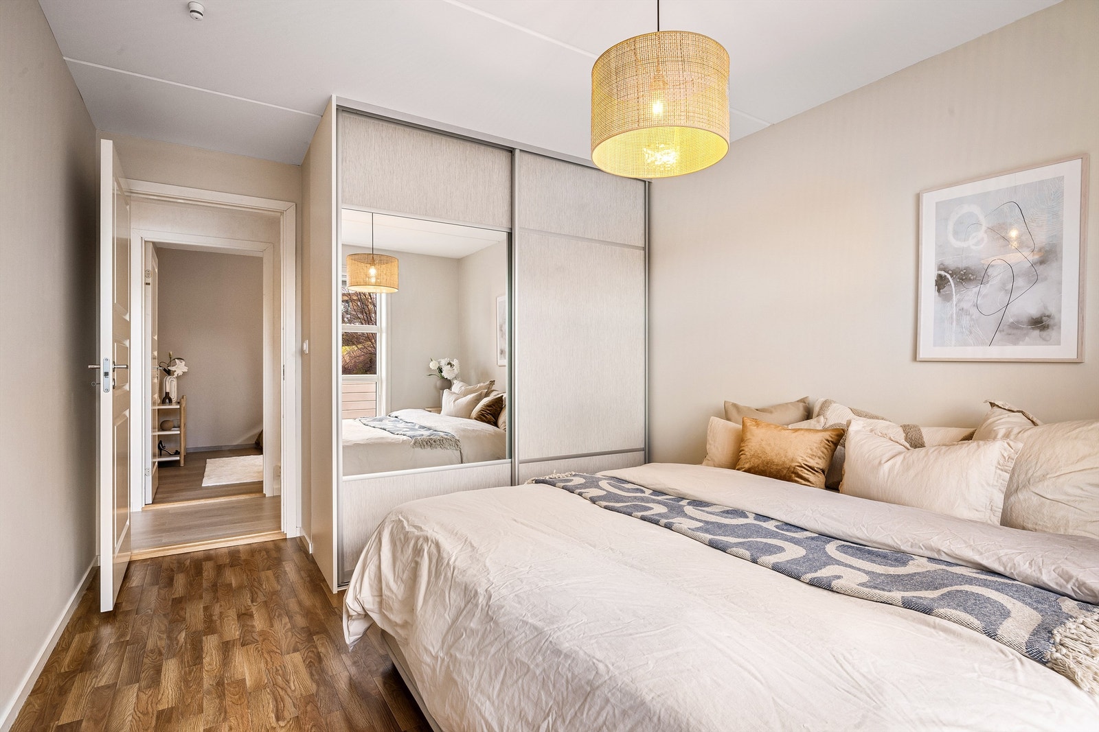 - God skyvedørsgarderobe på soverommet - Galleribilde