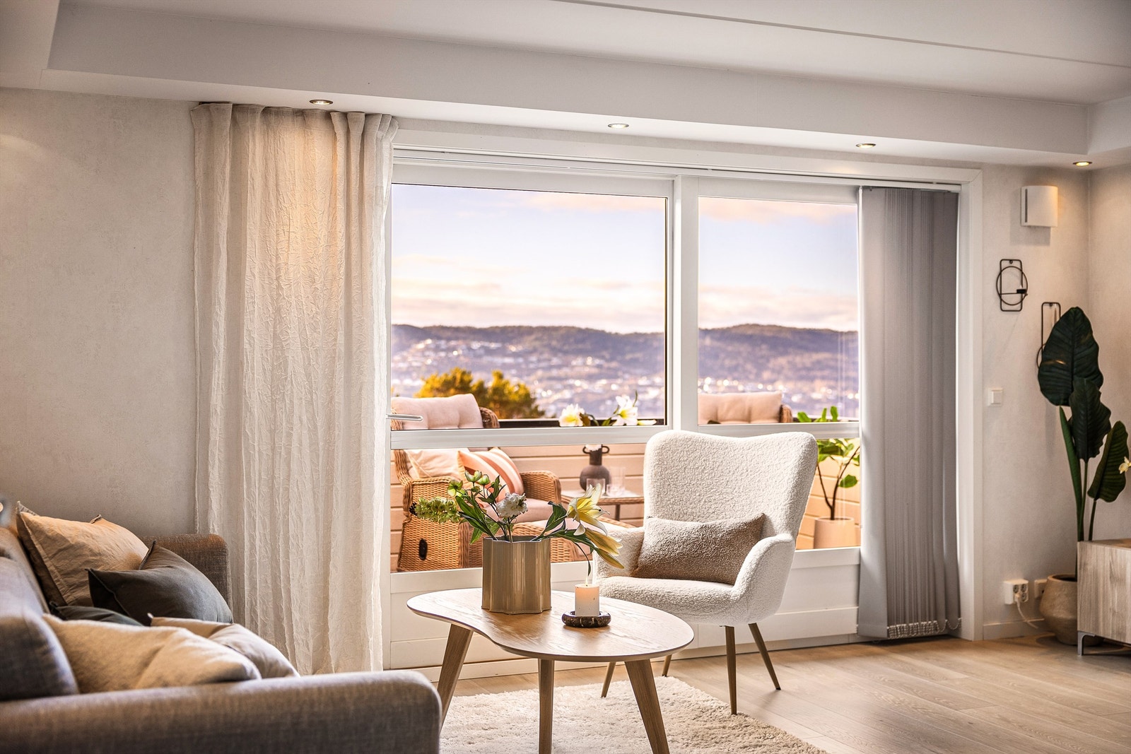 - Boligen er innredet med lekkert 1-stavs gulv og downlights i himling - Galleribilde