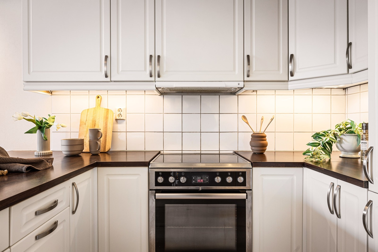 - Skap med profilerte og glass- fronter, benkeplate i laminat og keramiske fliser mellom benkeplate og overskap - Galleribilde