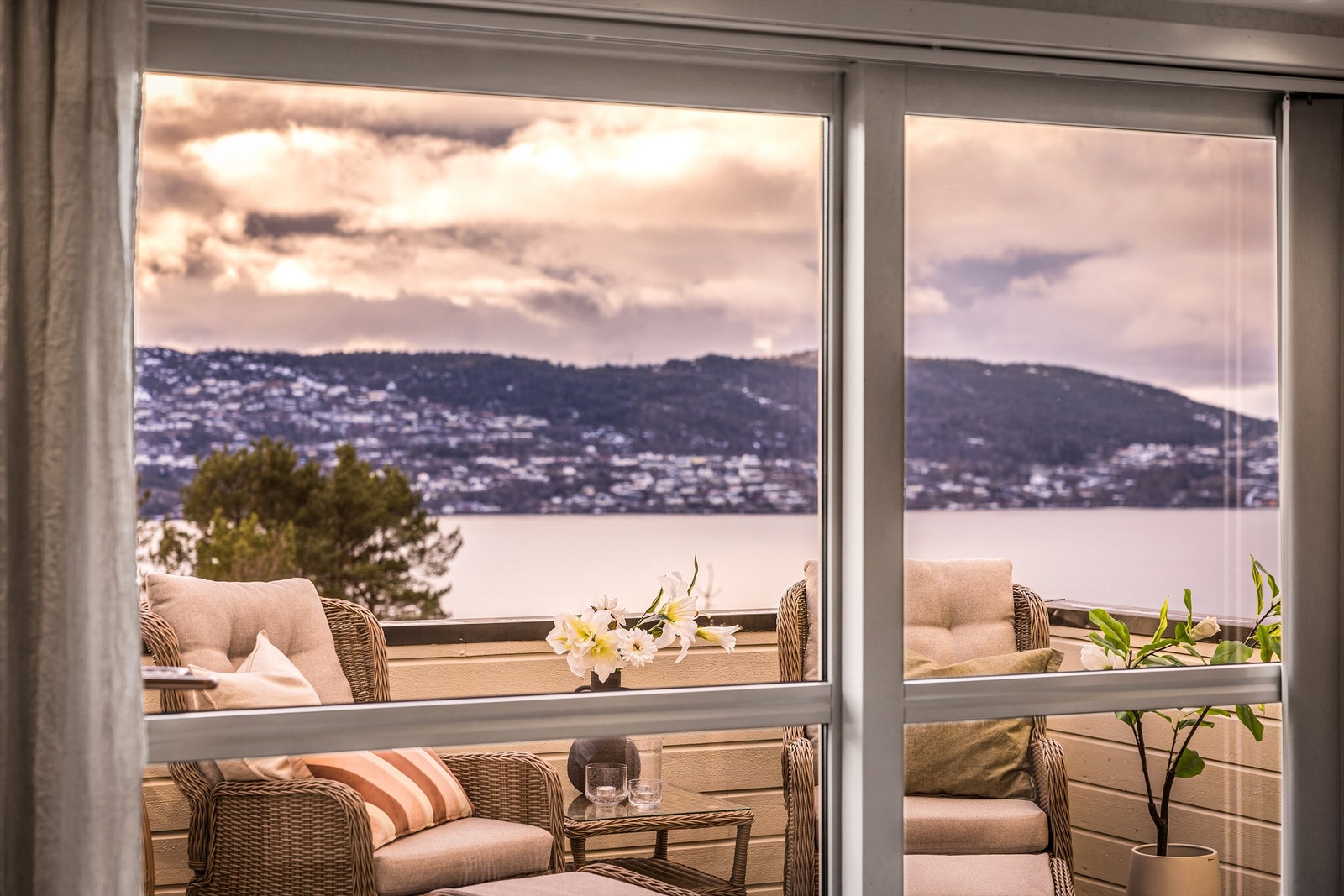 - En nydelig utsikt man garantert aldri går lei, og i tillegg er boligen vendt mot sør slik at solen treffer altanen fra ca. 10:00 og varer helt til ca. 20:30 sommerstid - Galleribilde