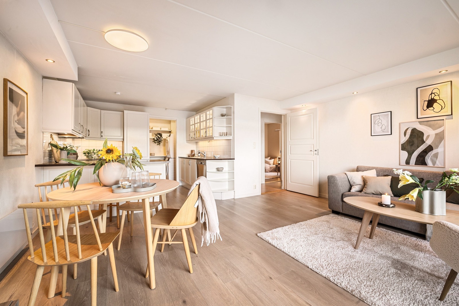 I senere tid har innvendig bod, utvendig bod, gulv på soverom og altan blitt oppgradert - Galleribilde