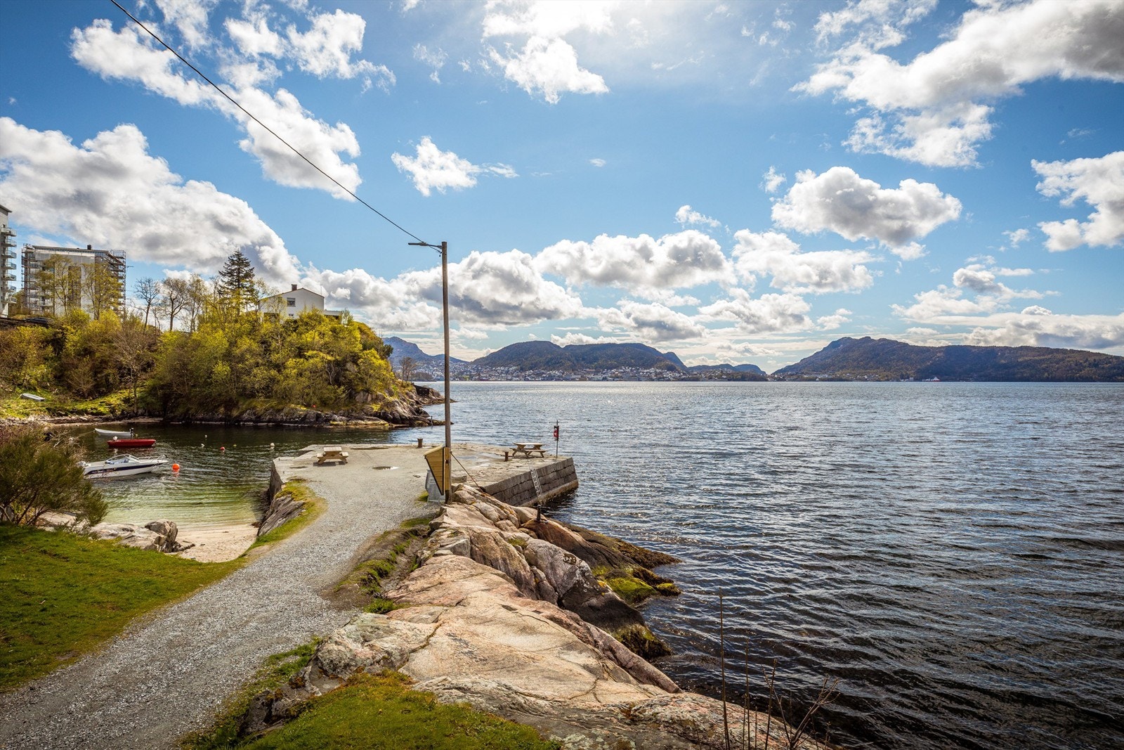 - Populært nærområde med badeplass på Helleneset - Galleribilde
