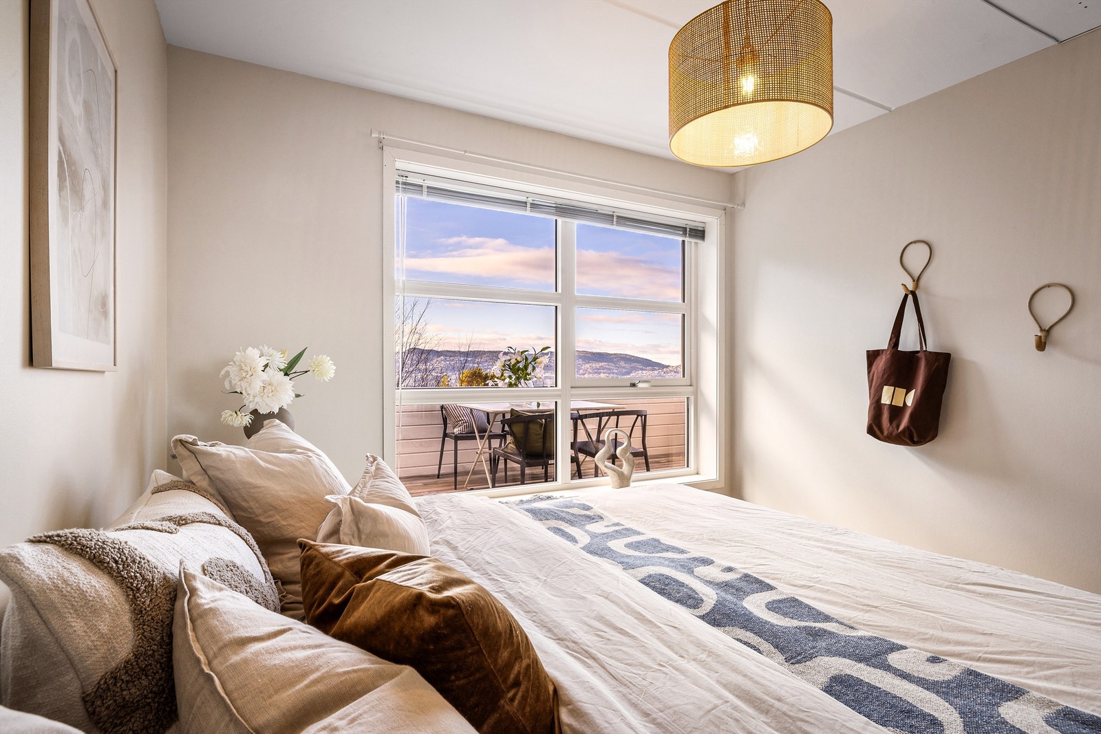 - Herlig hovedsoverom med store vindusflater og nydelig utsikt - Galleribilde