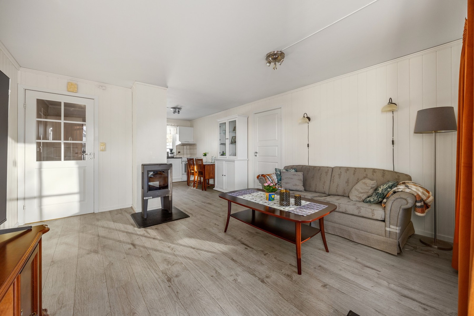 Stue og kjøkken måler ca 23 kvm. Oppvarming fra elektrisitet og vedfyring Galleribilde