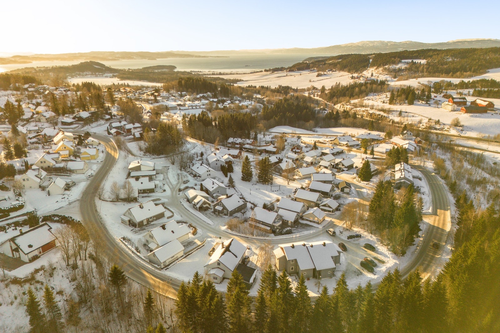 Attraktivt område for barnefamilier med barnehage, skoler og idrettsanlegg på Egge. Galleribilde