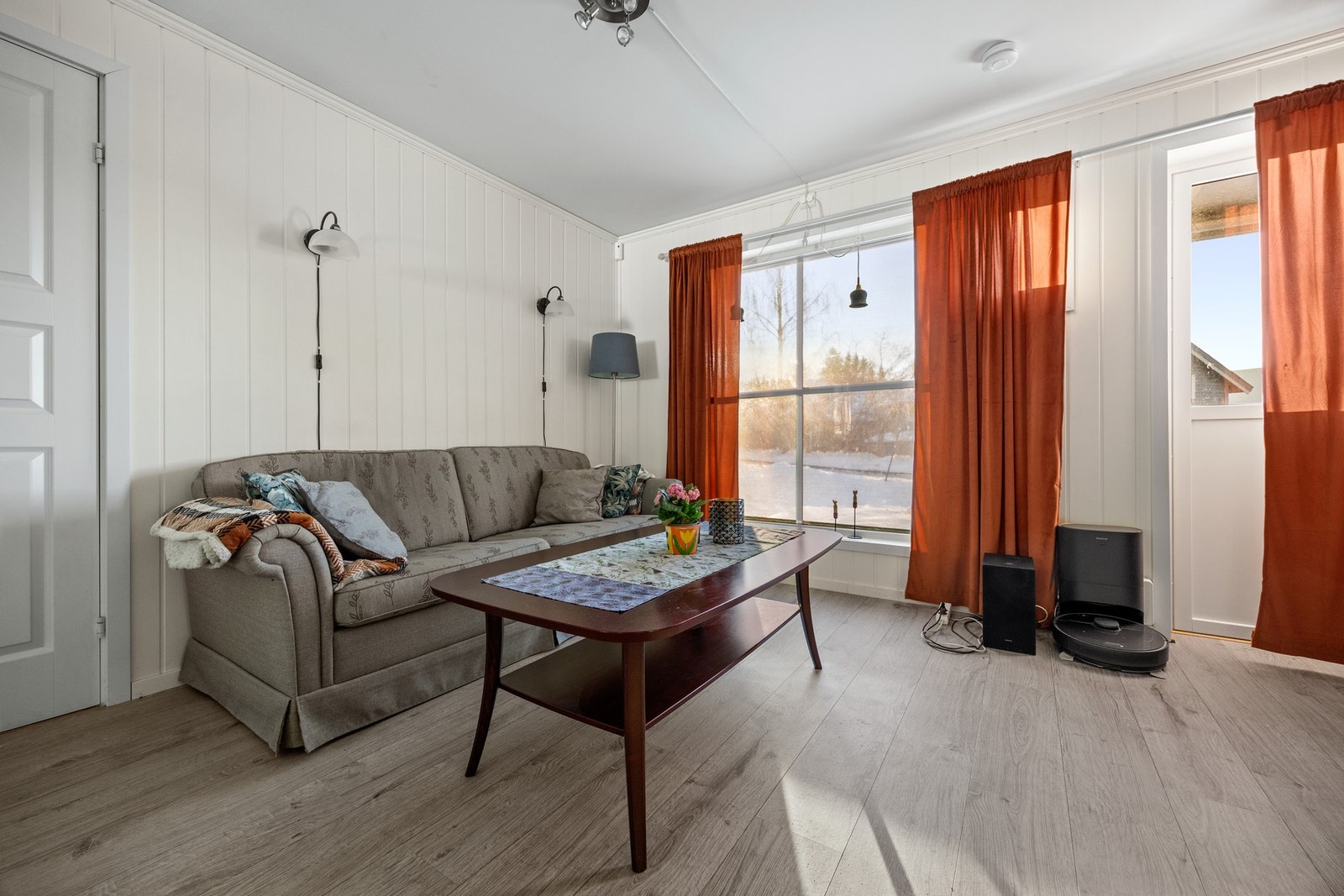 God plass til sofa i stuen Galleribilde