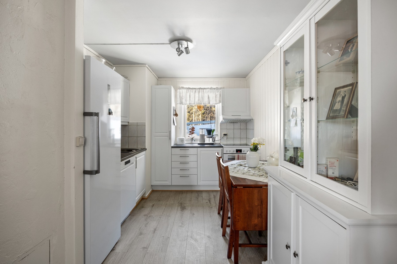 Pen kjøkkeninnredning med avsatt plass for hvitevarer Galleribilde