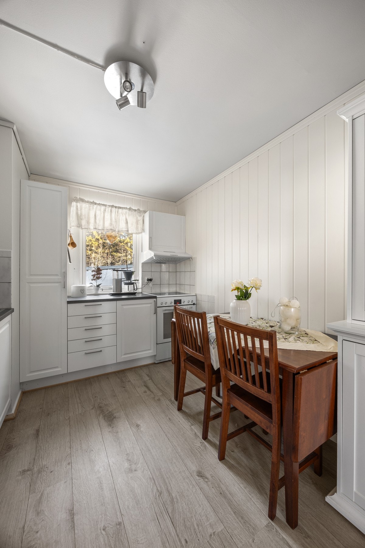 Det kan også møbleres med spisebord på kjøkkenet Galleribilde