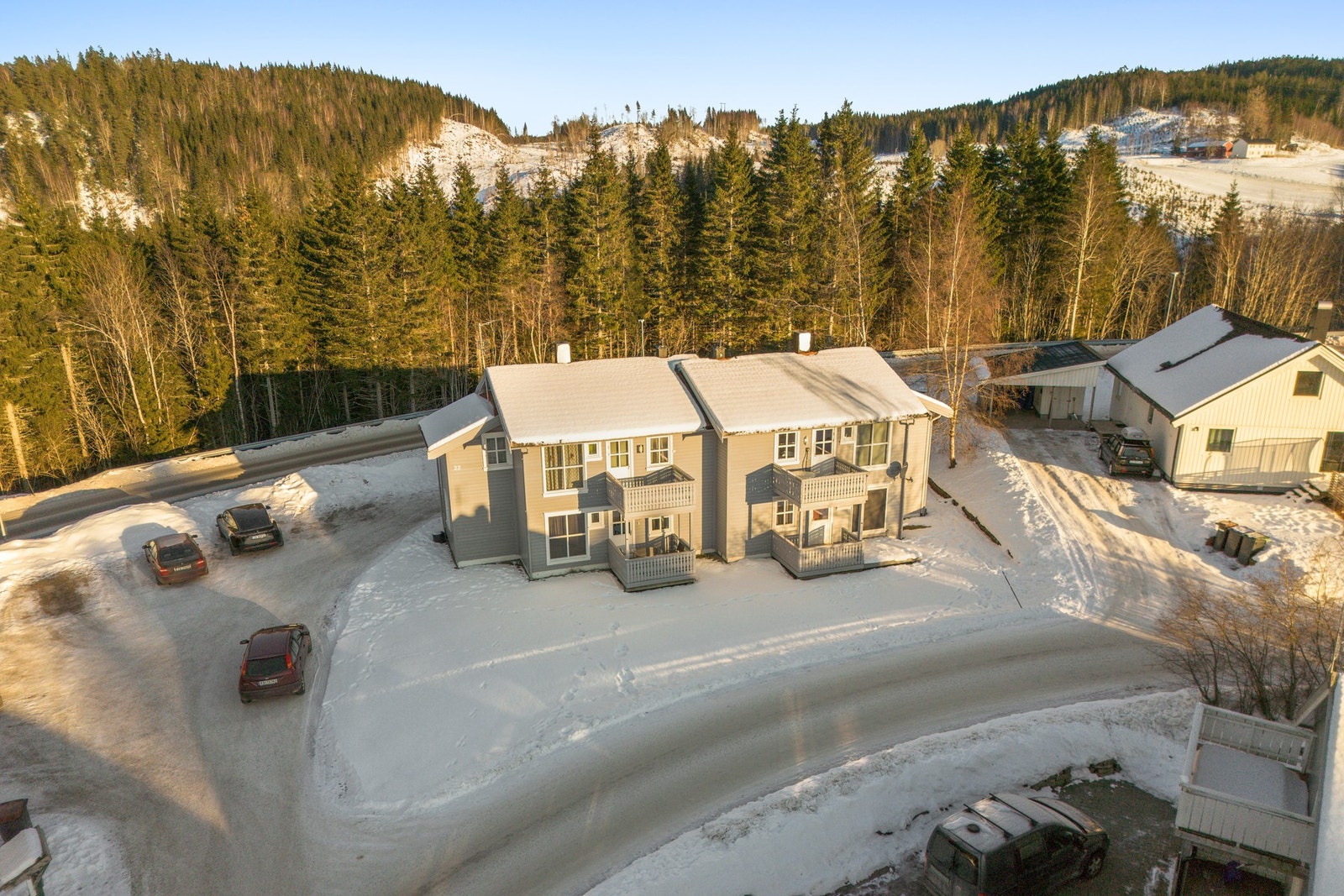 Felles utvendig biloppstillingsplass for sameiet. Galleribilde