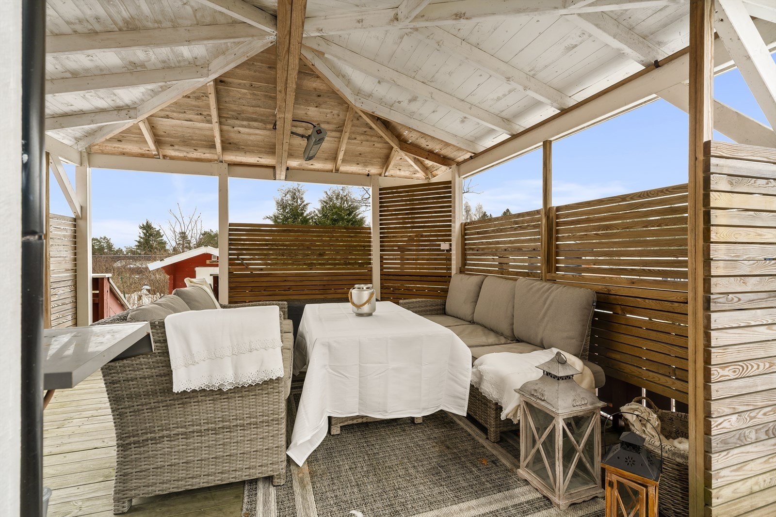 Utestue hvor man kan spise ute eller tilbringe sene sommerkvelder Galleribilde