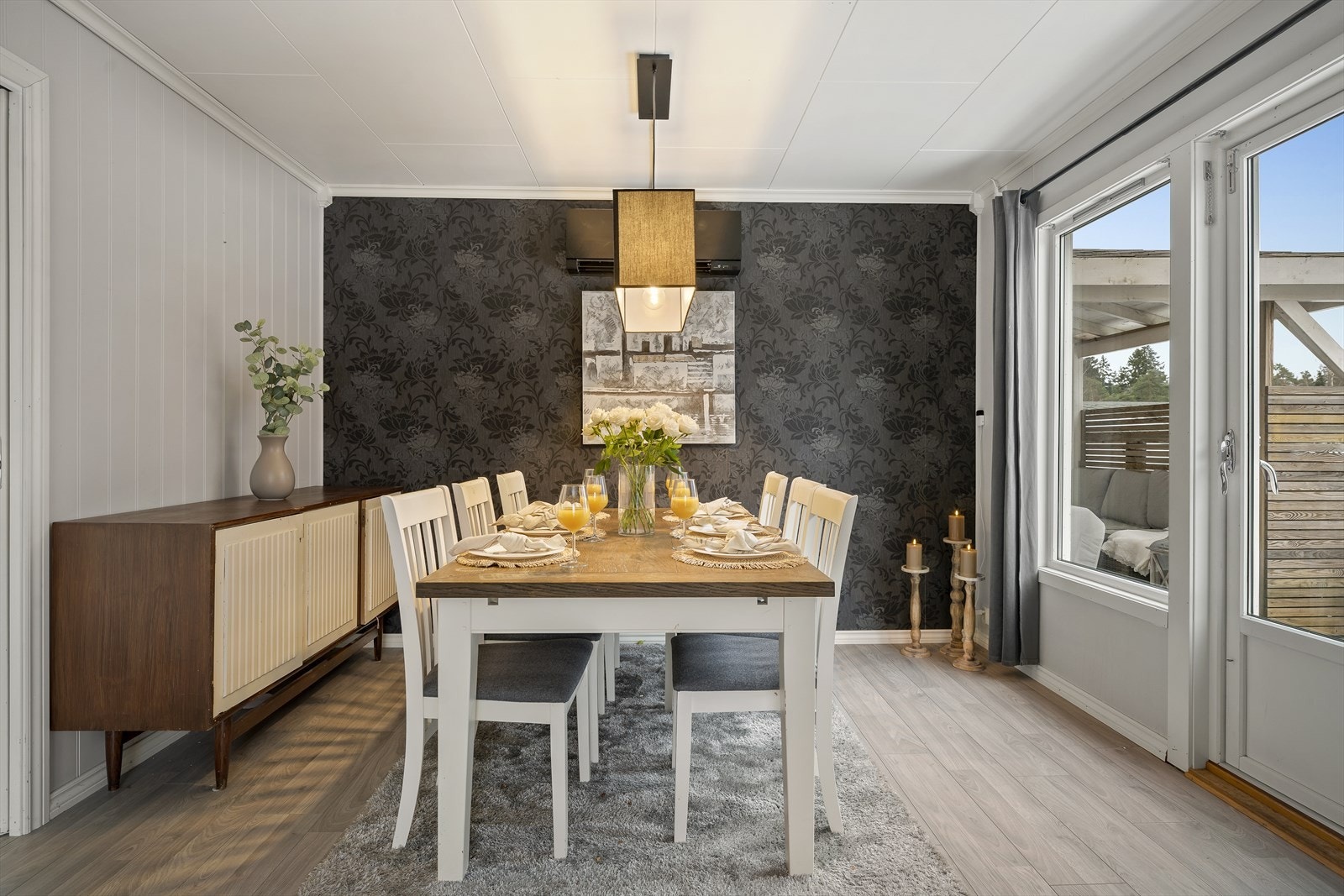 Fra spisestuen er det utgang til syd-vestvendt terrasse. Galleribilde