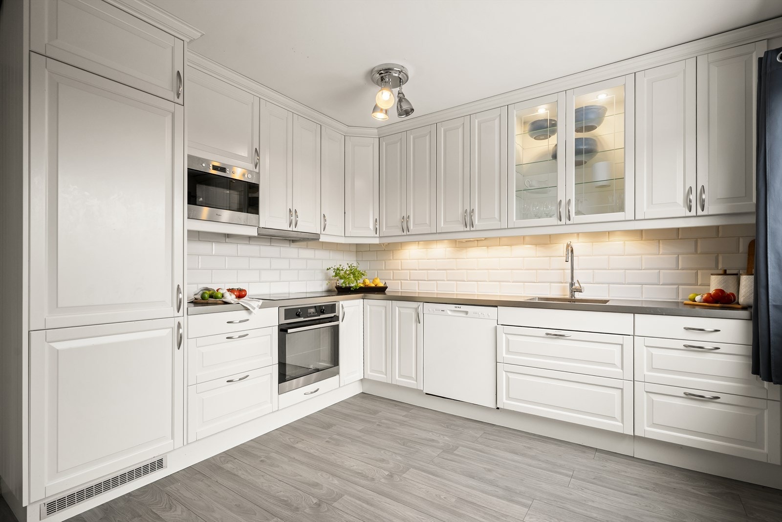 Kjøkkenet er utstyrt med integrert induksjonsplatetopp, stekeovn og kjøle-/fryseskap, samt frittstående oppvaskmaskin Galleribilde