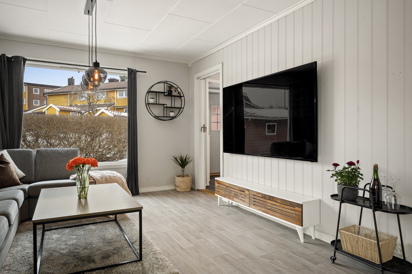 Lys og pen stue med god plass til sittegruppe Galleribilde