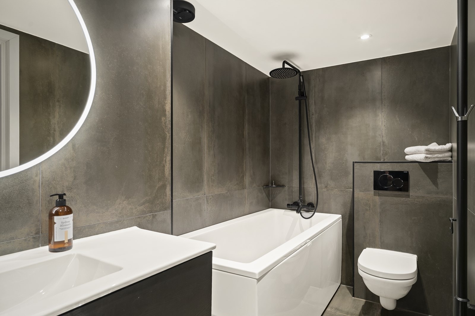 Badet i 2. etasje ble oppgradert i 2021 og er flislagt med gulvvarme Galleribilde