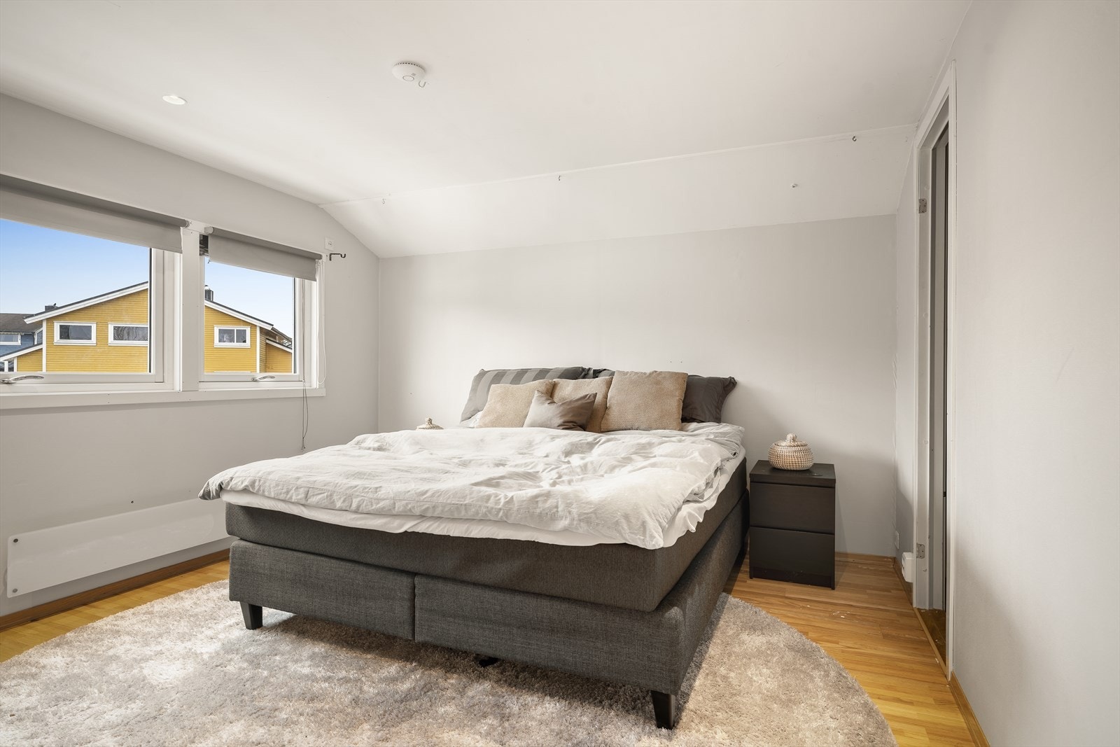 Dette er husets største soverom med eget garderoberom Galleribilde