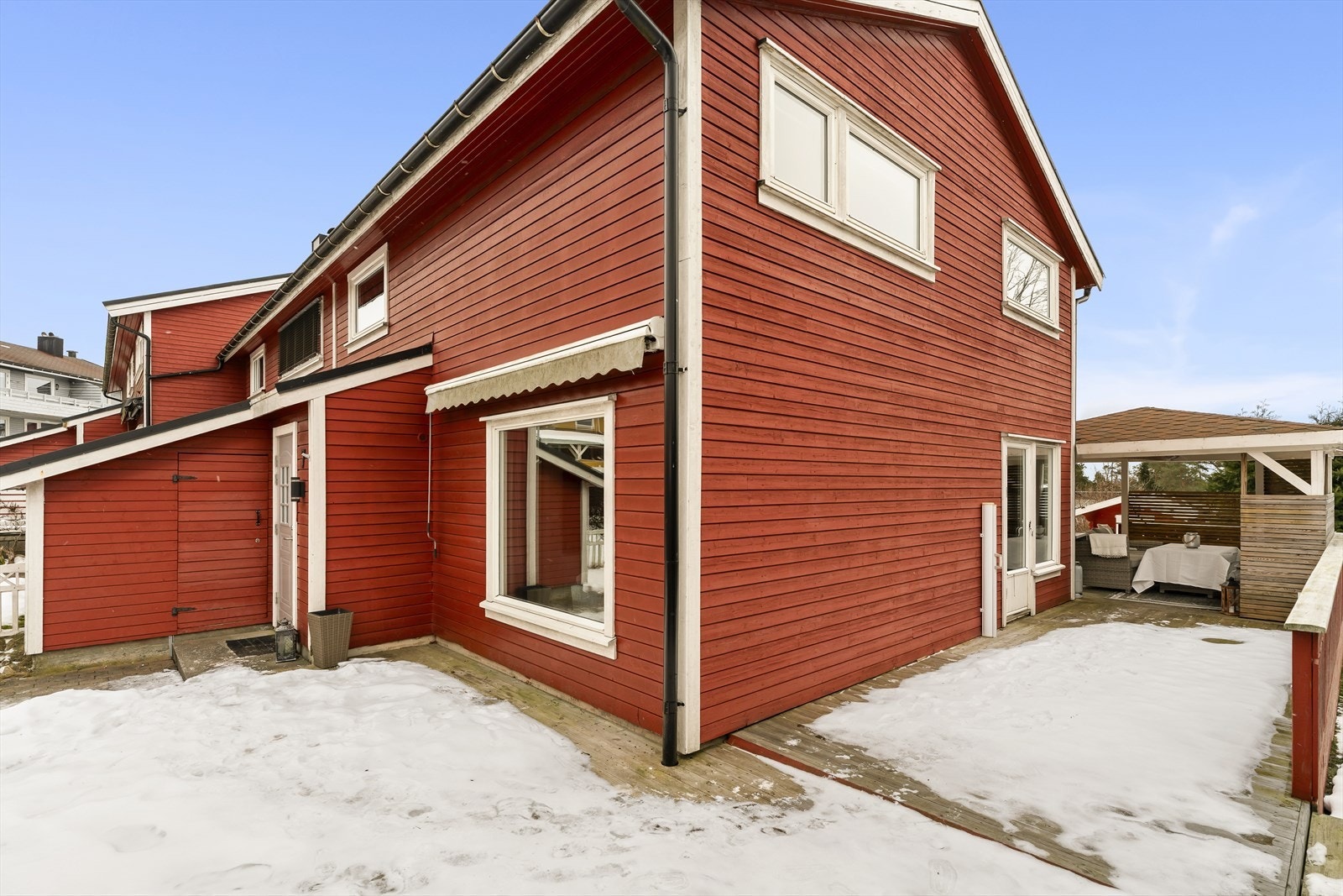 Offentlig transport er lett tilgjengelig med bussholdeplass i nærheten, og Moss stasjon ligger kun 9 minutter unna, med gode forbindelser til Oslo, Halden og Sverige Galleribilde