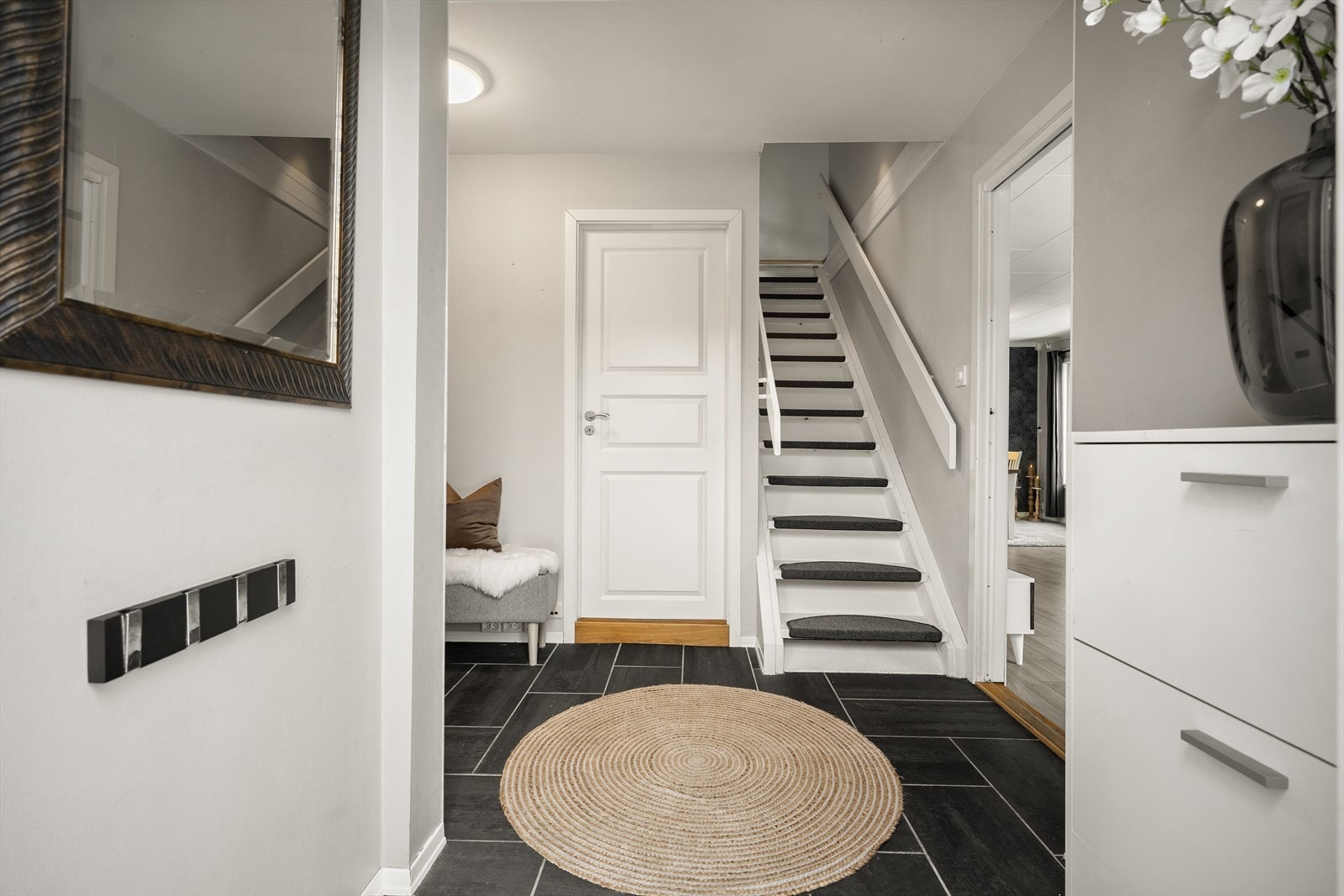 I første etasje møter du en hyggelig gang med inngang til vaskerom rett fram Galleribilde