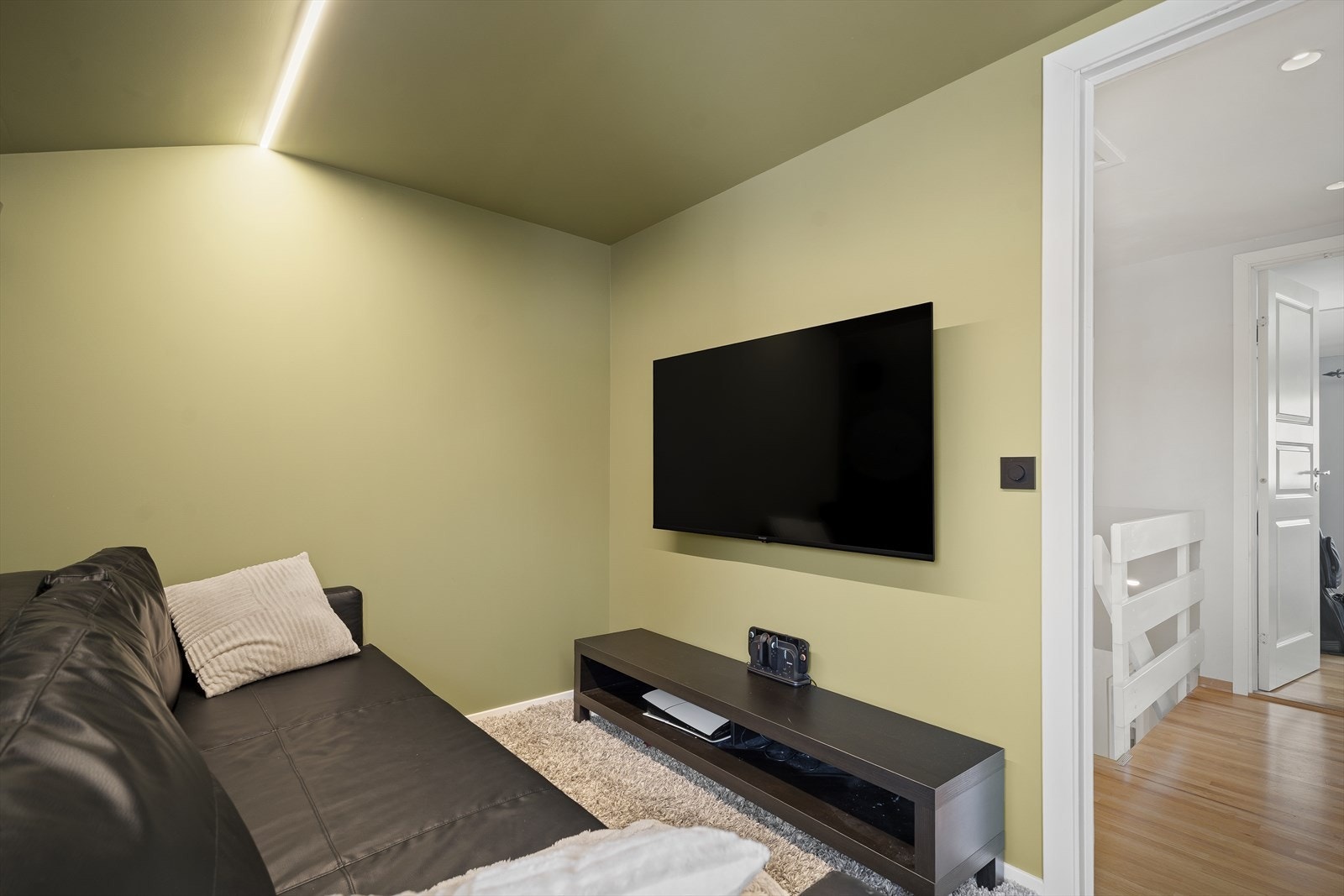 Soverom 3 har plass til både seng, sofa og mediemøbler Galleribilde