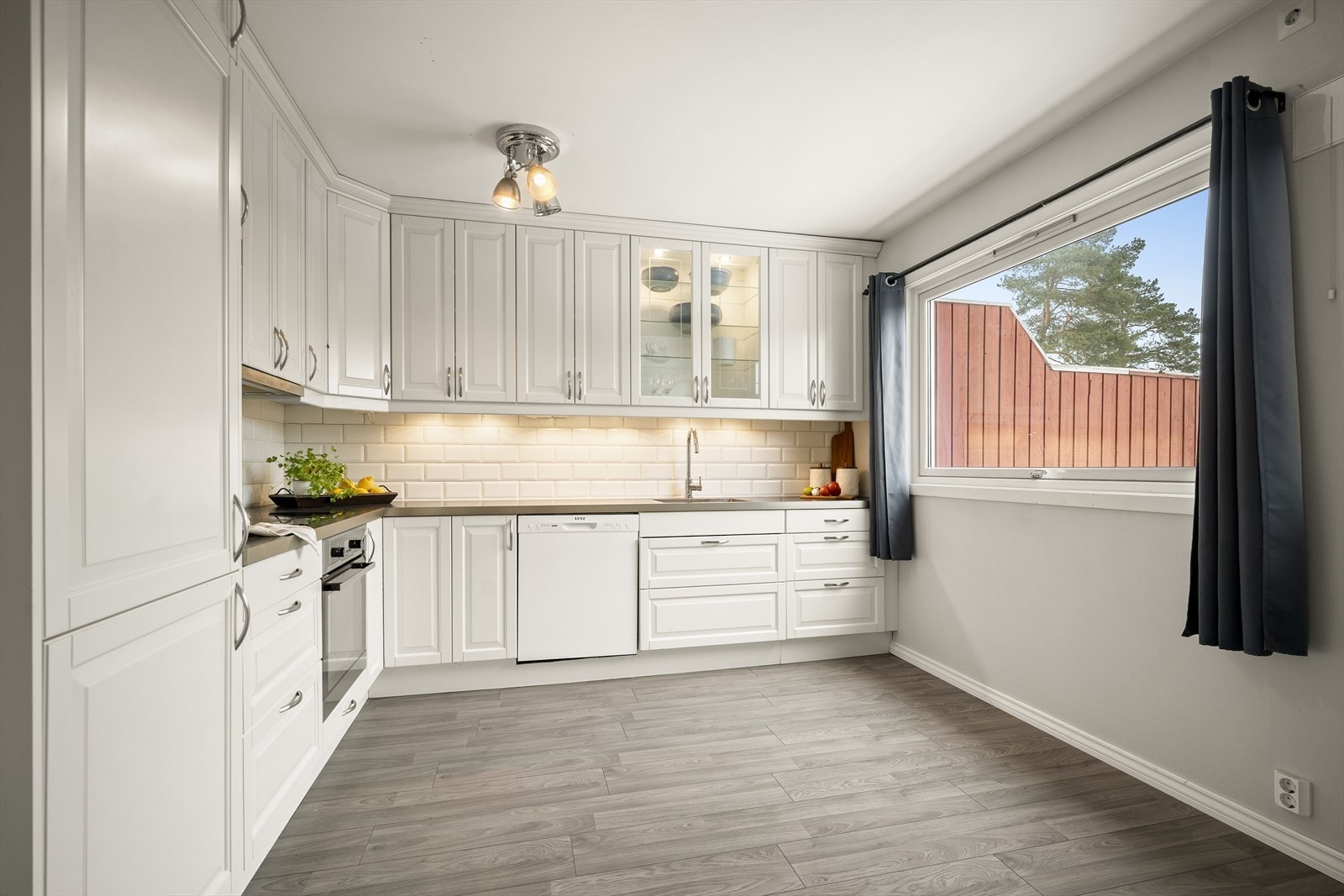 Stort kjøkken med god skap- og benkeplass med vindu som slipper inn rikelig med lys Galleribilde