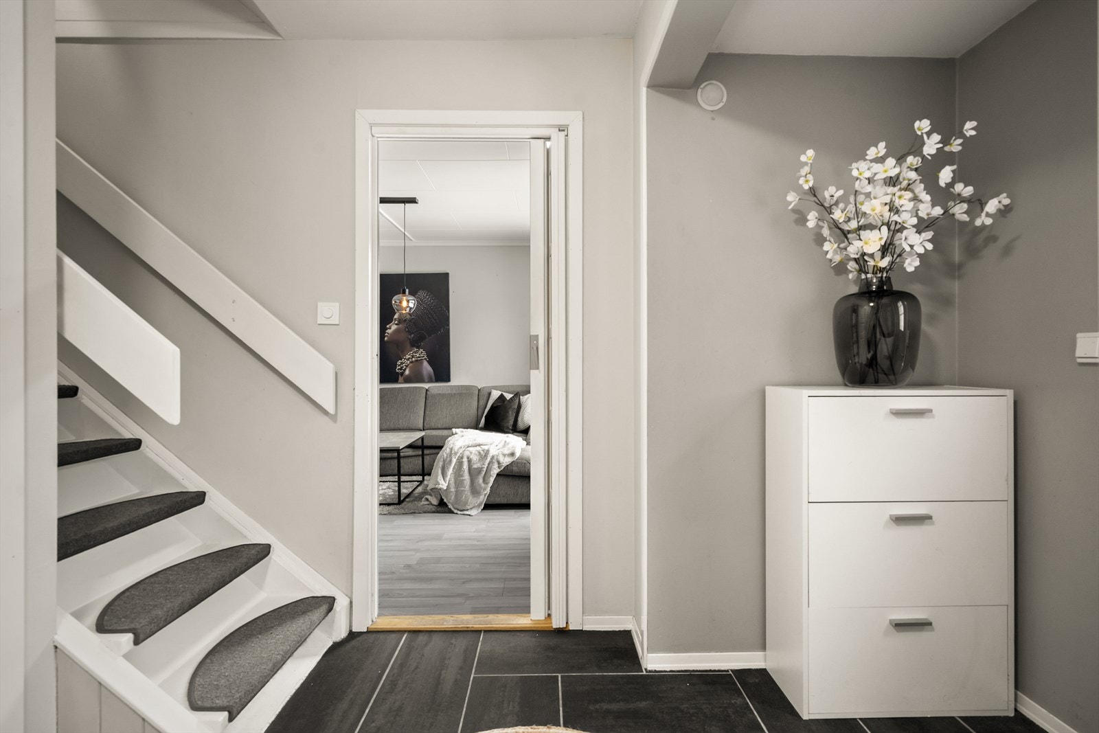 Her får du en familievennlig planløsning med fire soverom, oppgradert bad fra 2021 og stor markterrasse med gode solforhold Galleribilde