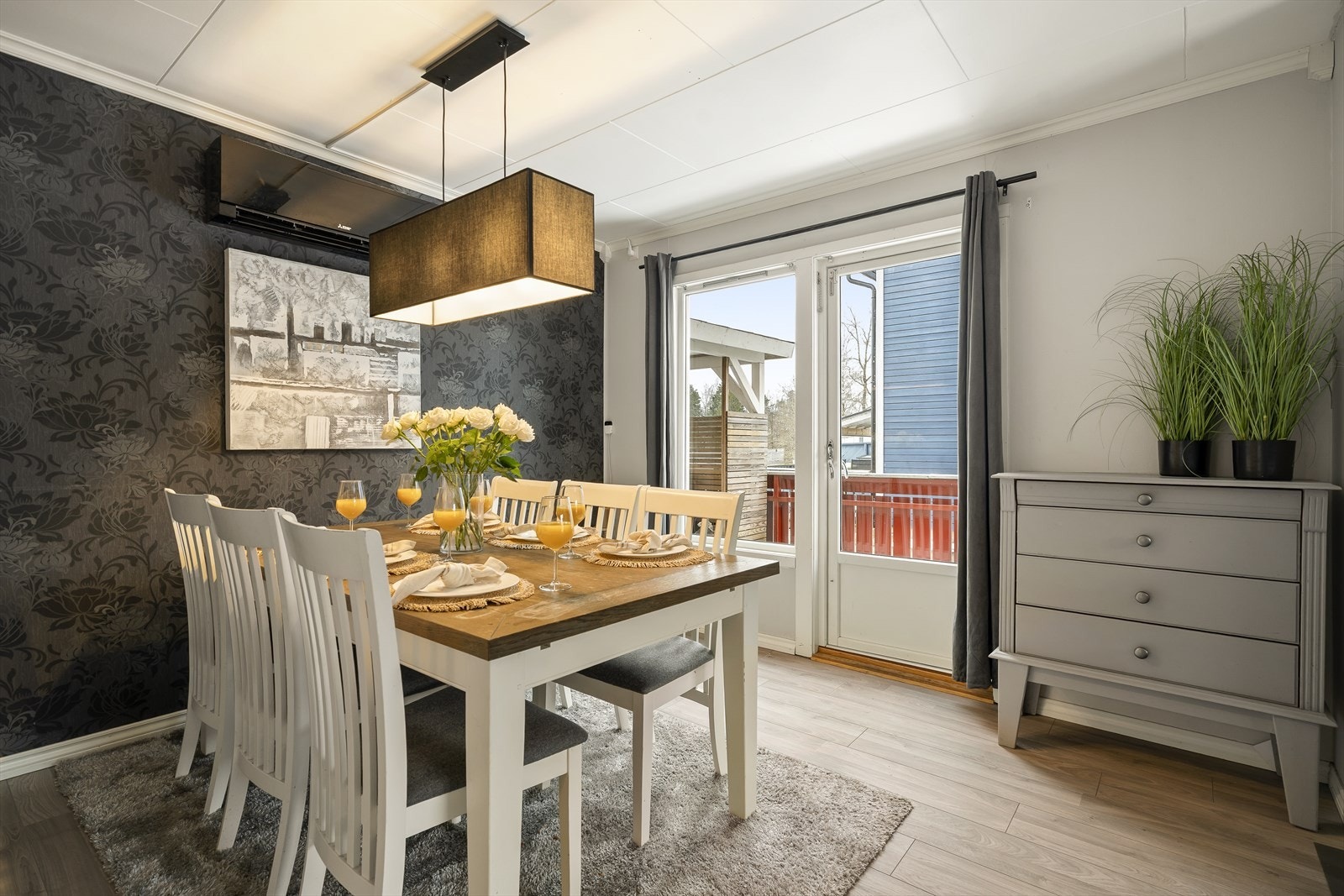 Romslig og pen spisestue med varmepumpe fra 2020 Galleribilde