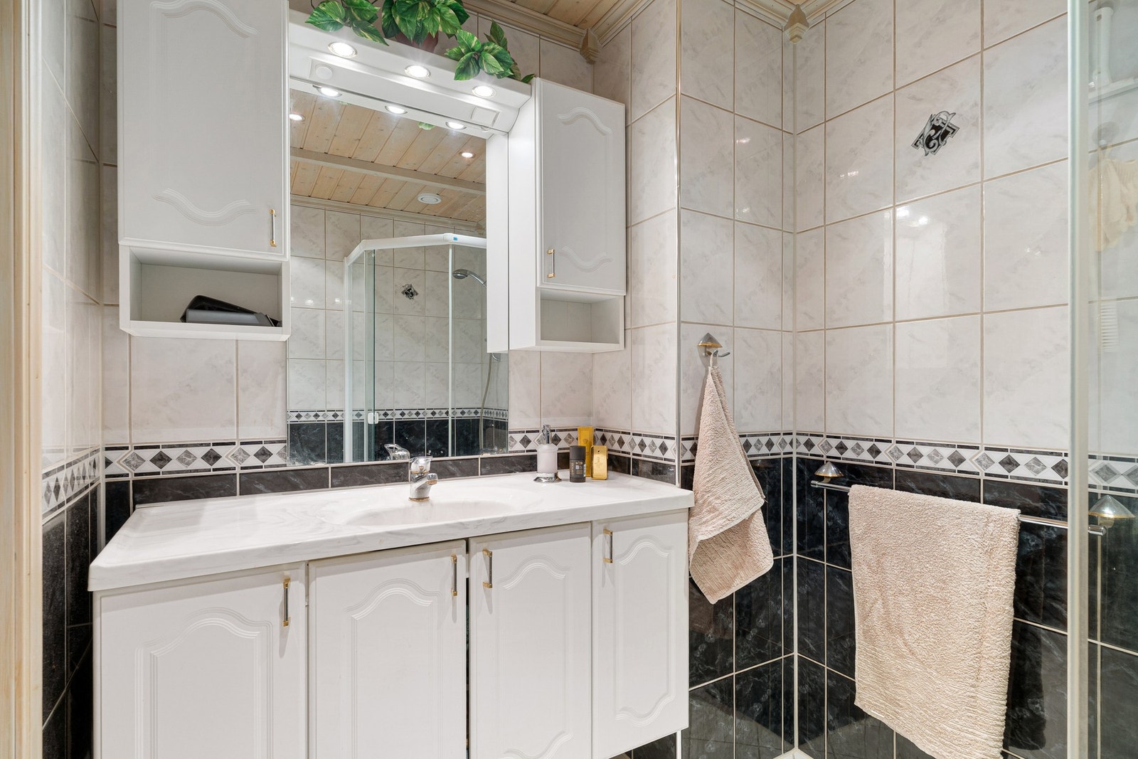 Lys baderomsinnredning med god oppbevaringsplass. Galleribilde