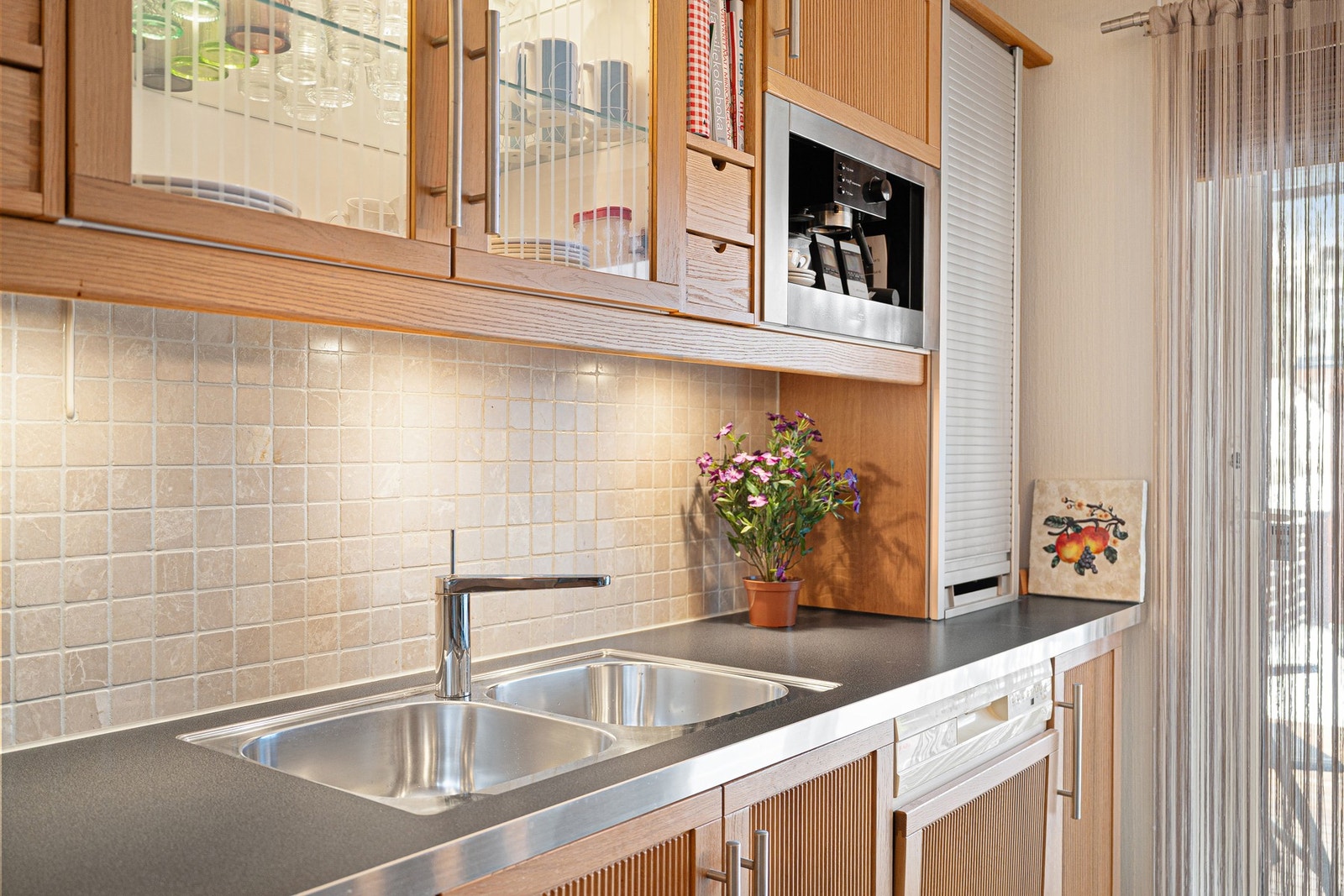 Integrerte hvitevarer som oppvaskmaskin, mikrobølgeovn, stekeovn, platetopp, kjøl- og fryseskap. Galleribilde