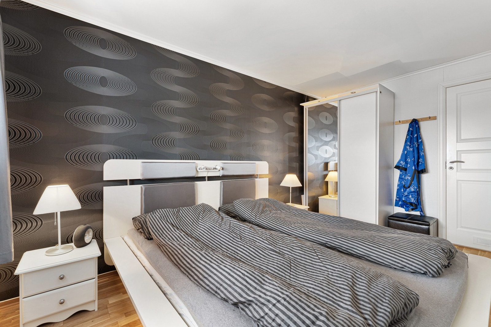 God plass til dobbeltseng og garderobeløsning. Galleribilde