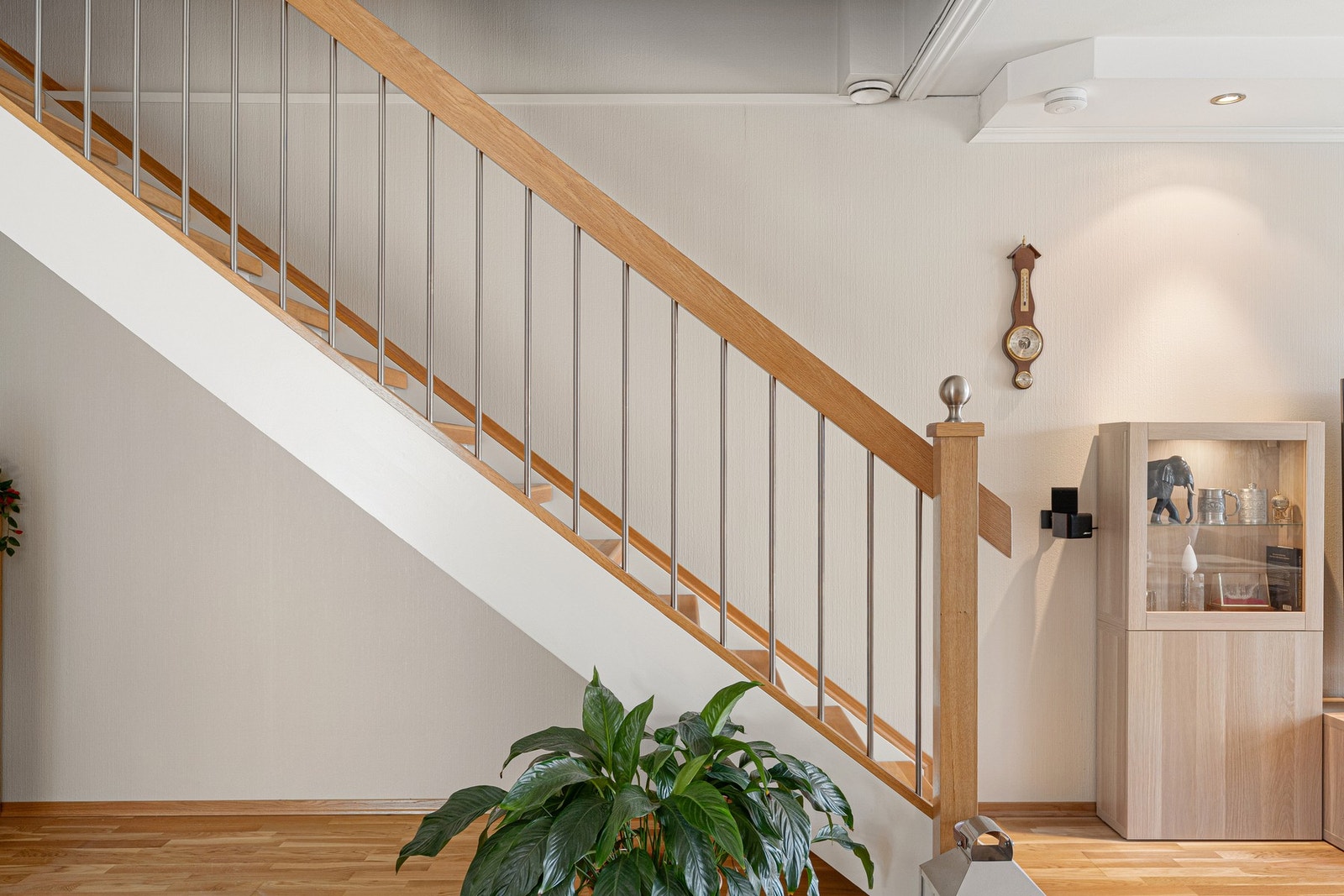 Leiligheten er malt i lyse og behagelige farger og har flotte materialvalg. Galleribilde