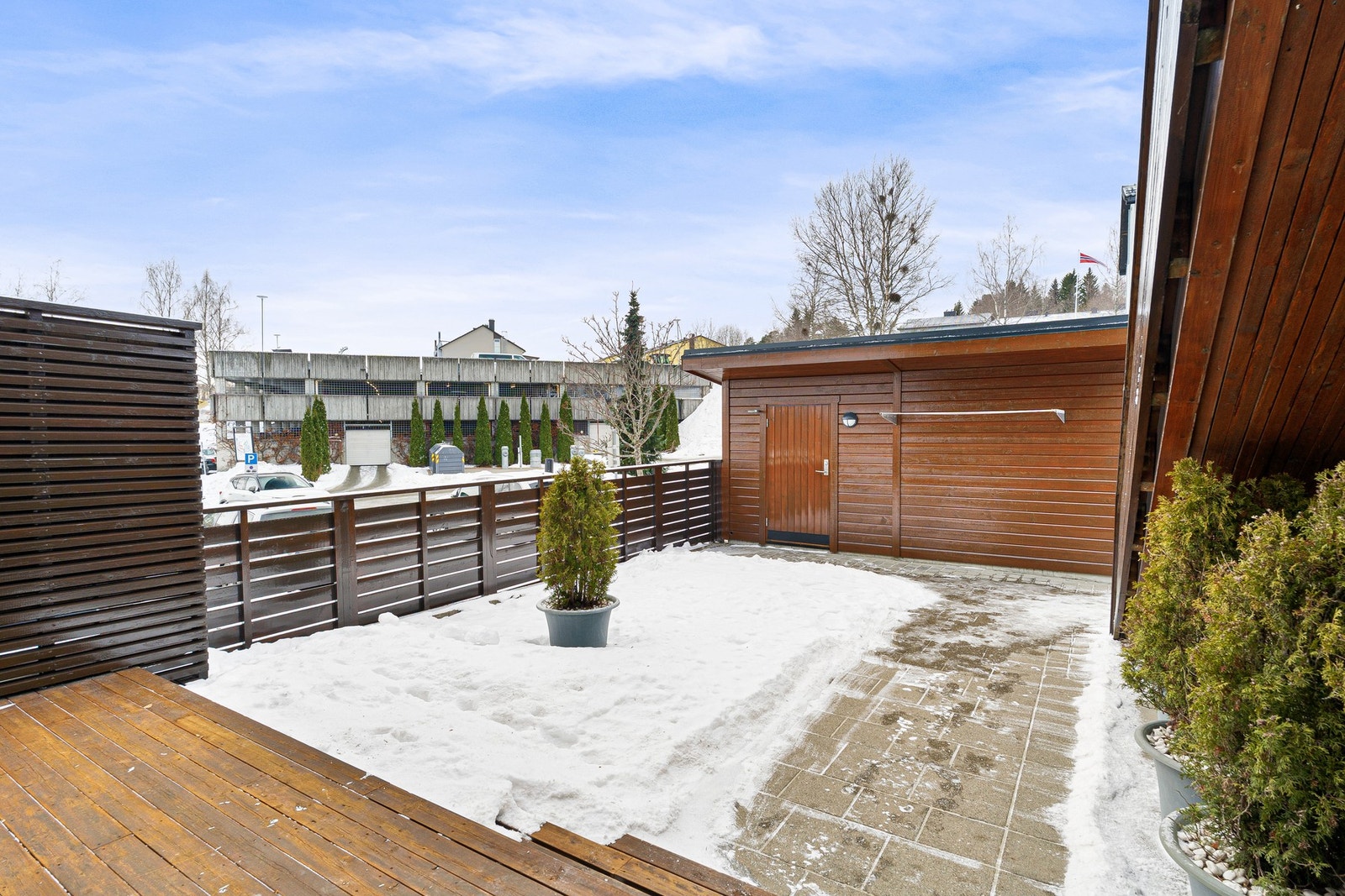 Godt med lagringsplass i både innvendig og utvendig bod. Galleribilde